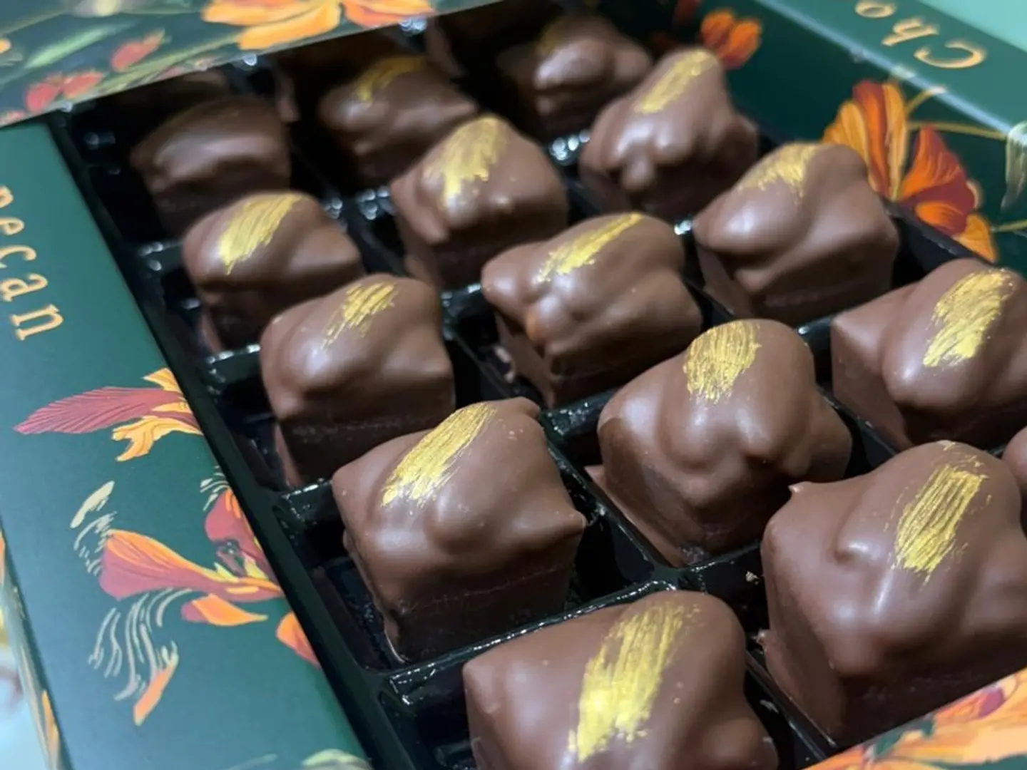 شوكلت بالبيكان والكراميل