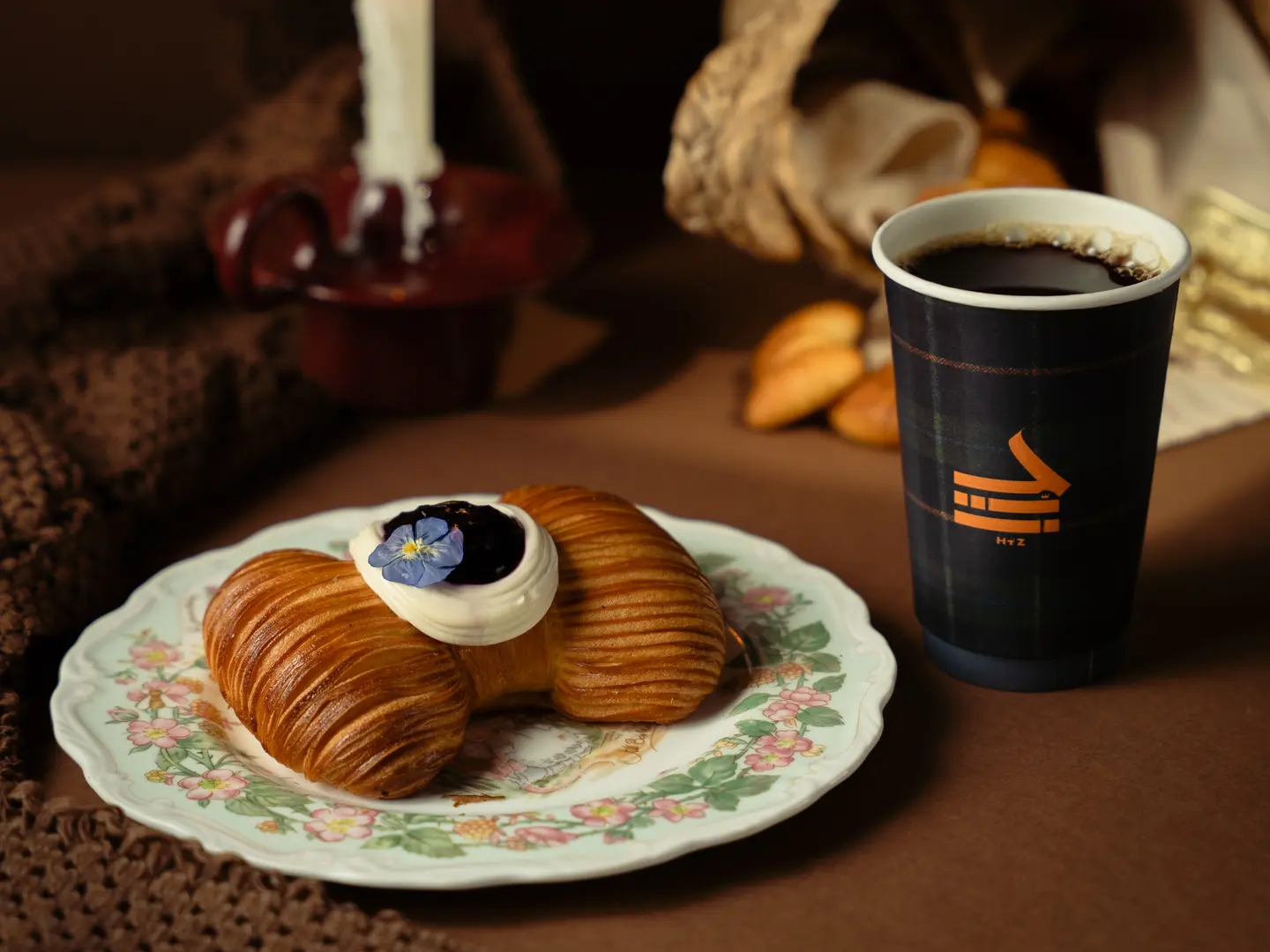 قهوة اليوم مع كرواسون فيونكة لافندر