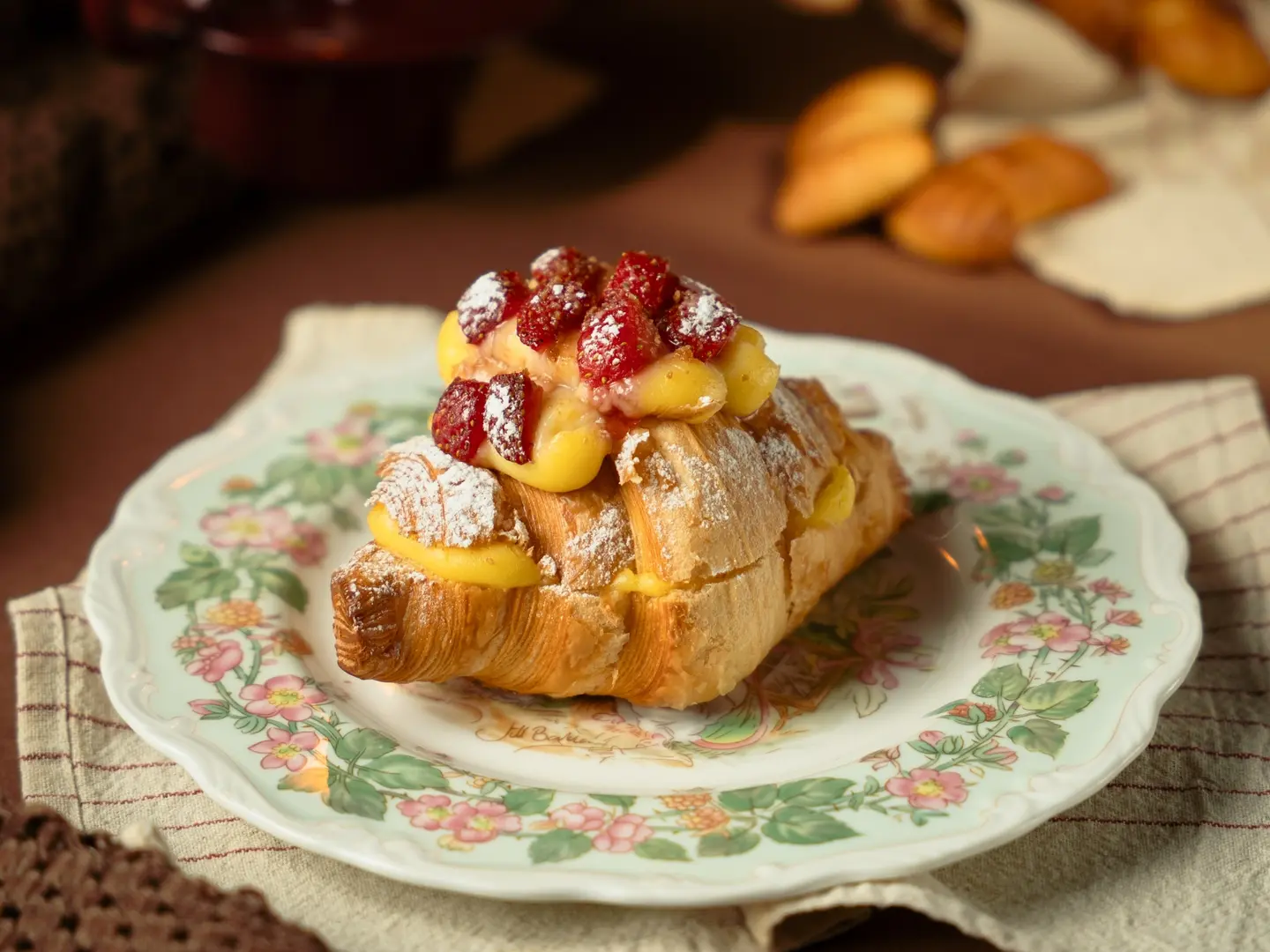 كرواسون كاسترد فراولة