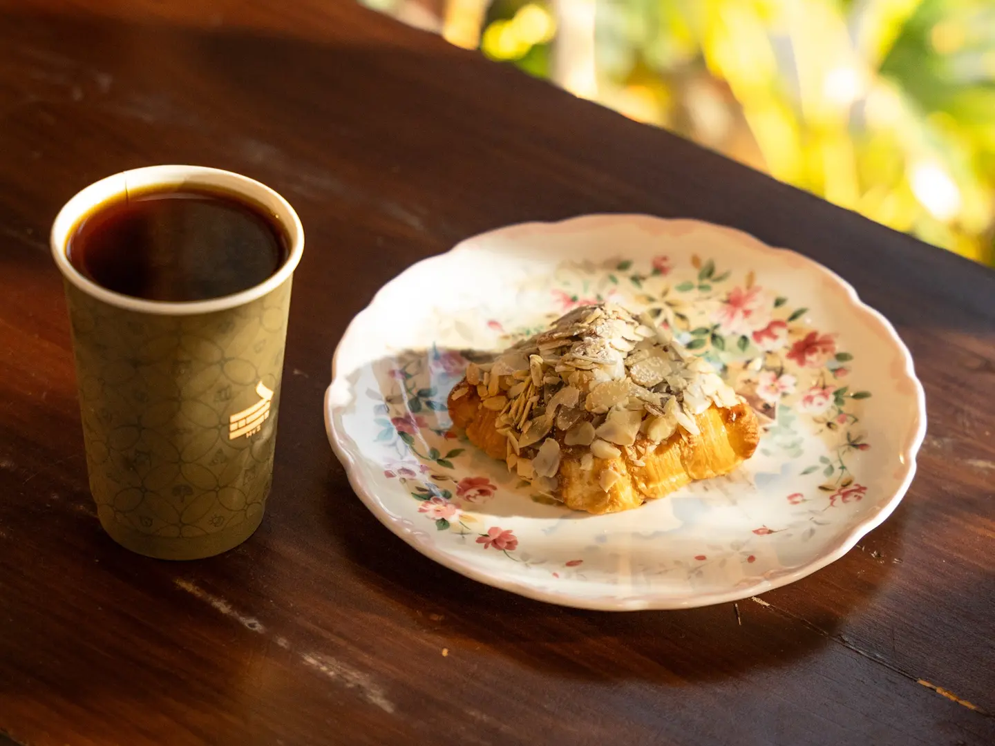 قهوة اليوم مع كرواسون اللوز