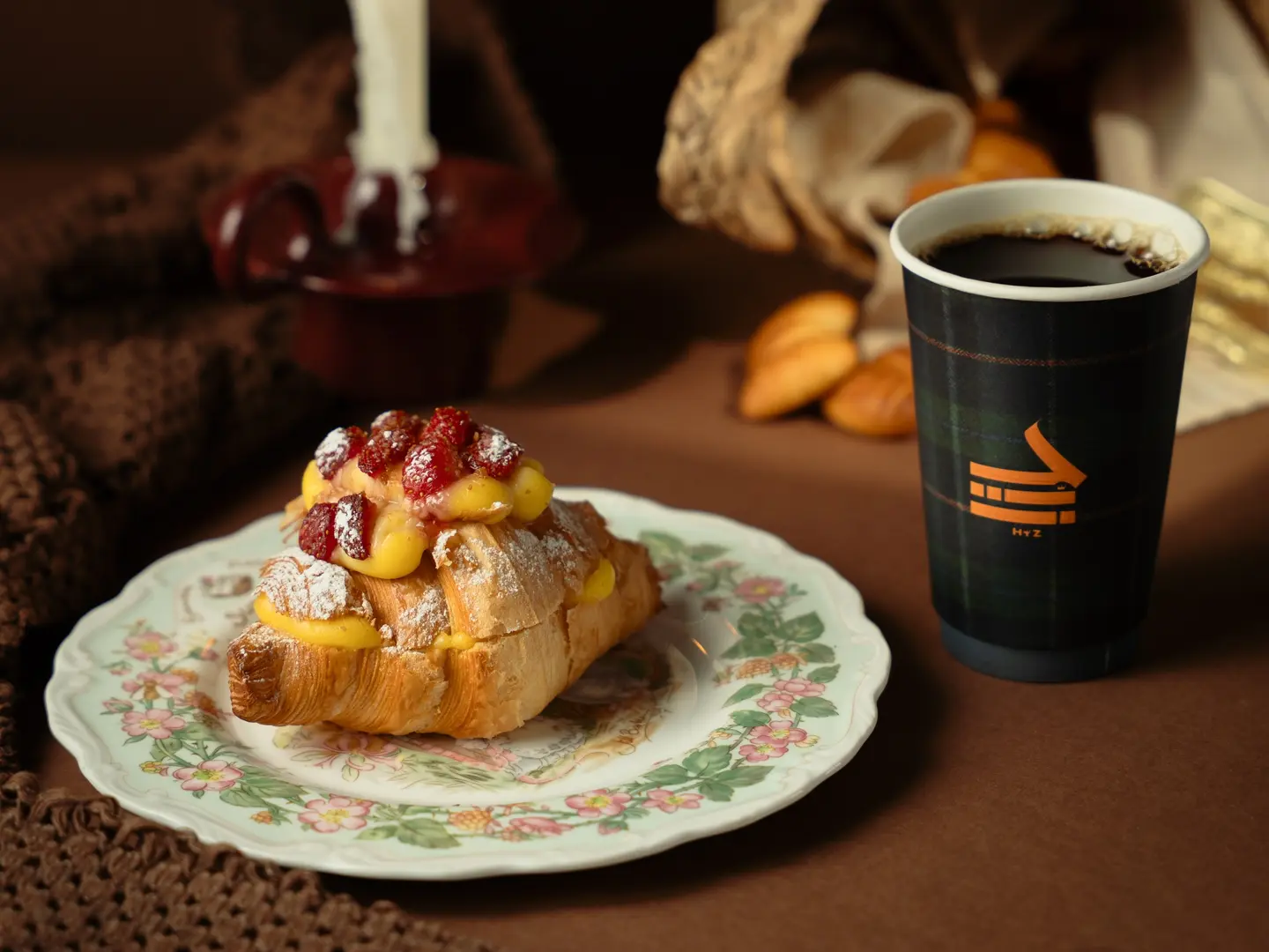 قهوة اليوم مع كرواسون كاسترد فراولة