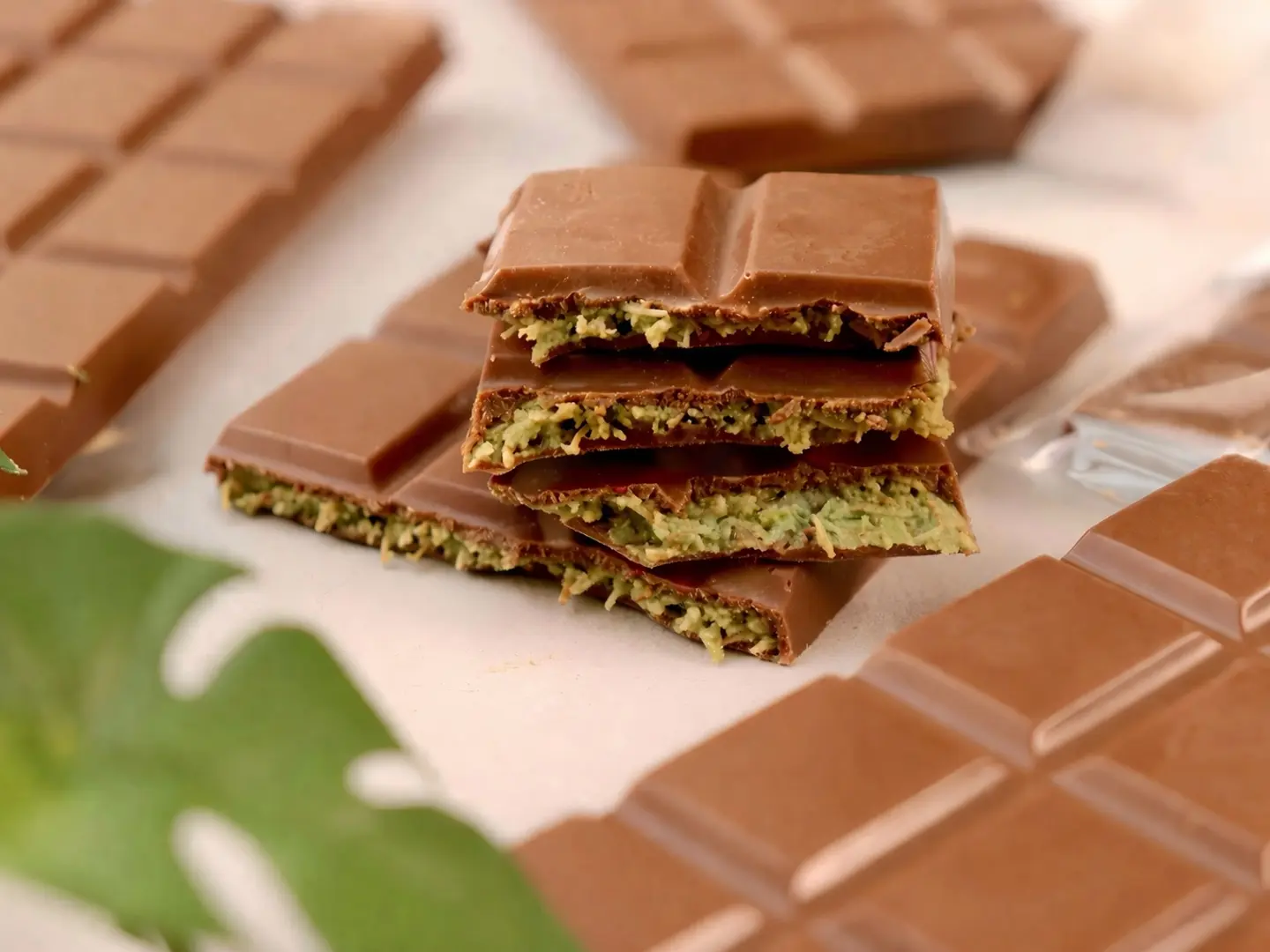 لوح شوكولاته كنافه بكريمة الفستق