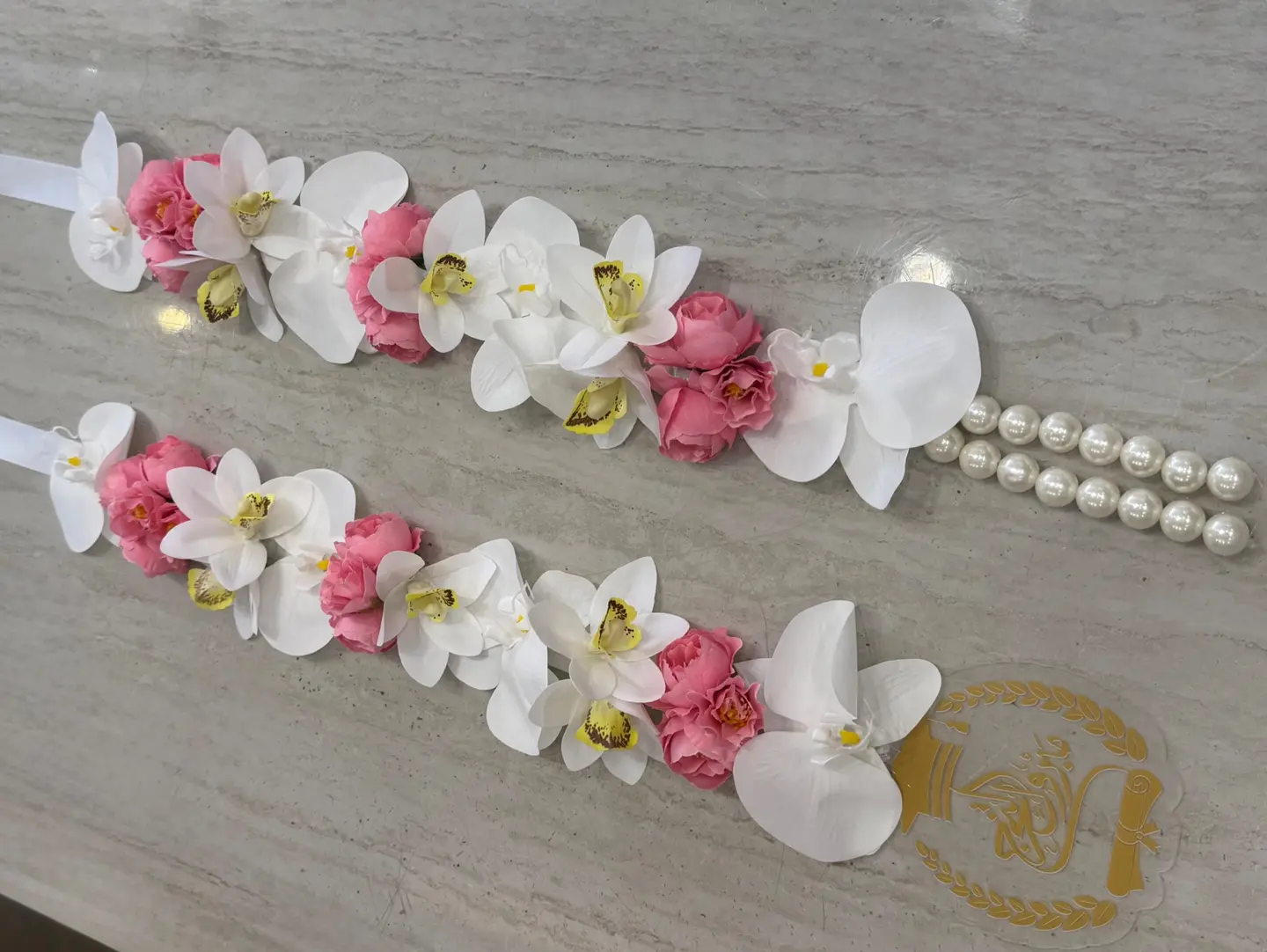 عقد ورد صناعي للخريجين