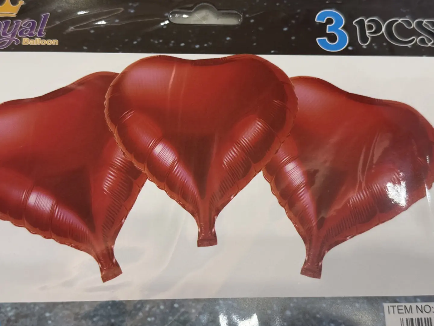 ثلاث بالونات بشكل قلب احمر