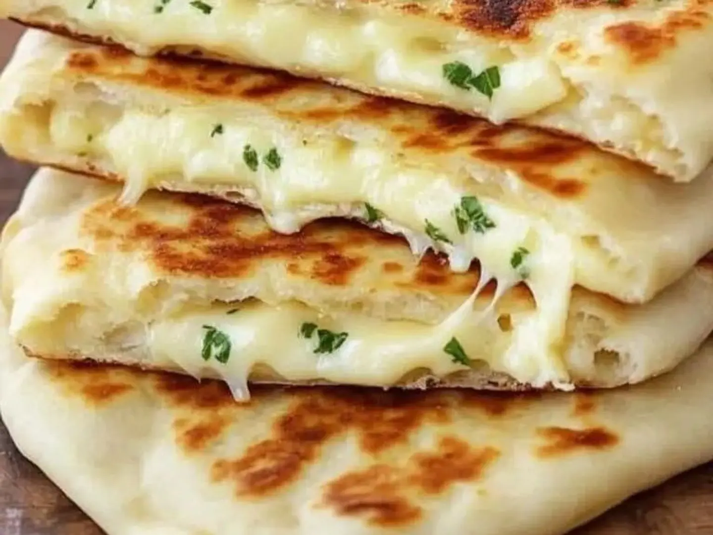 خبز نان بالجبنة