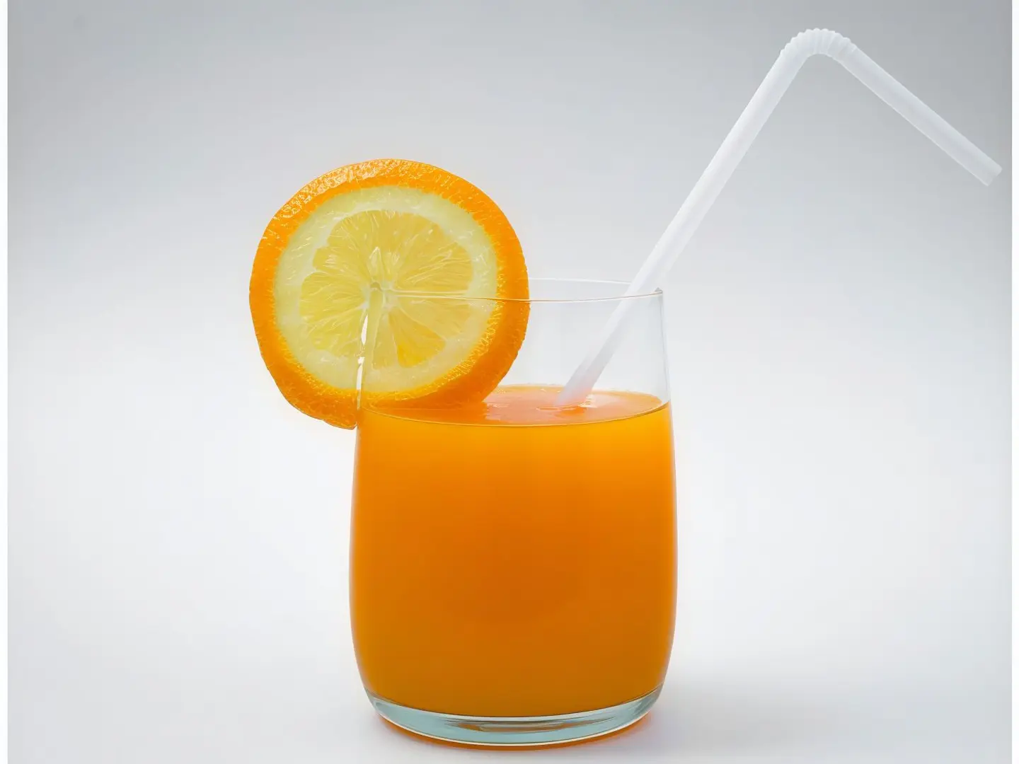 عصير برتقال طبيعي طازج