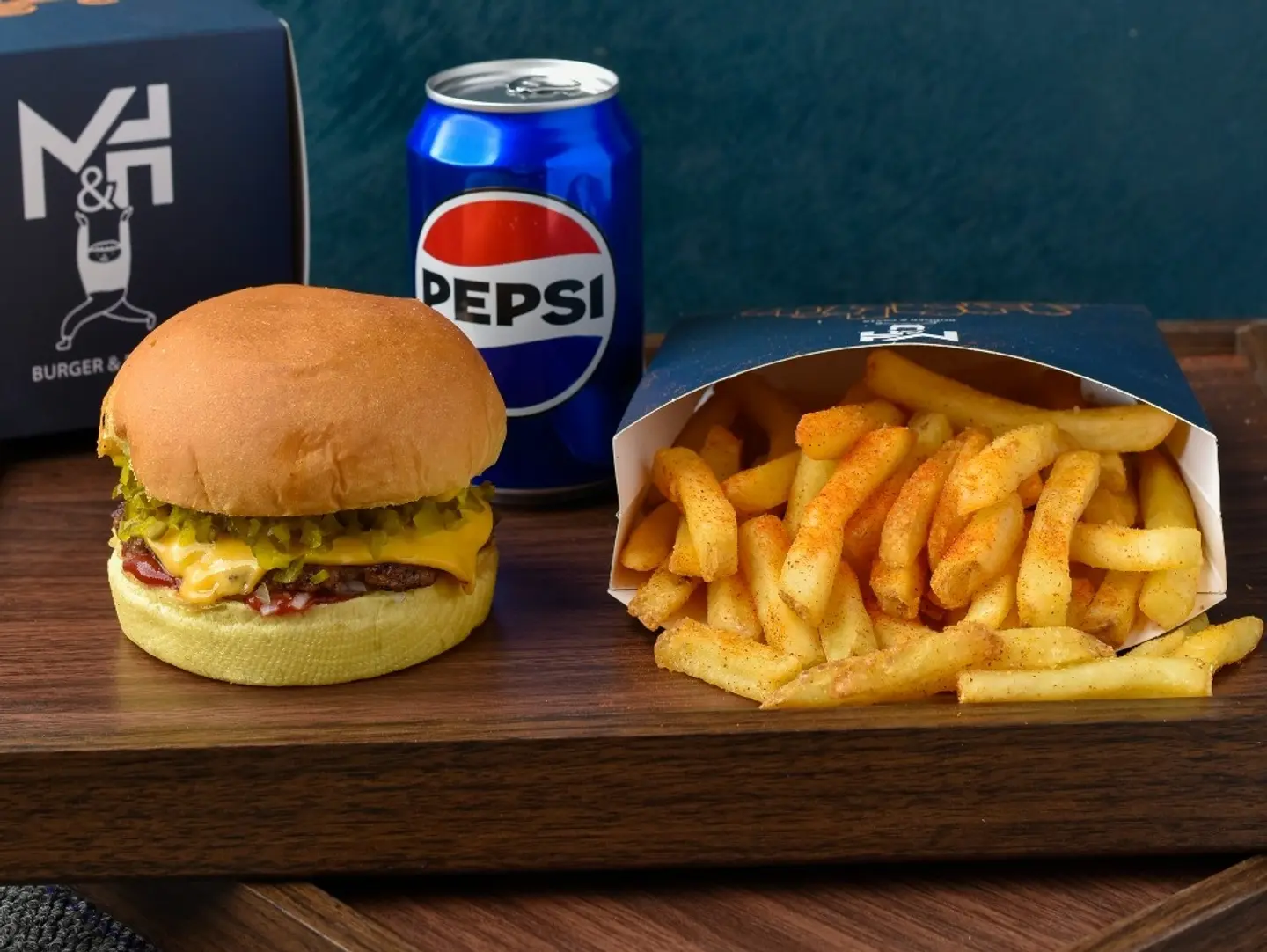 برجر لحم بقري كلاسيكي مع بطاطس مقلية ومشروبات