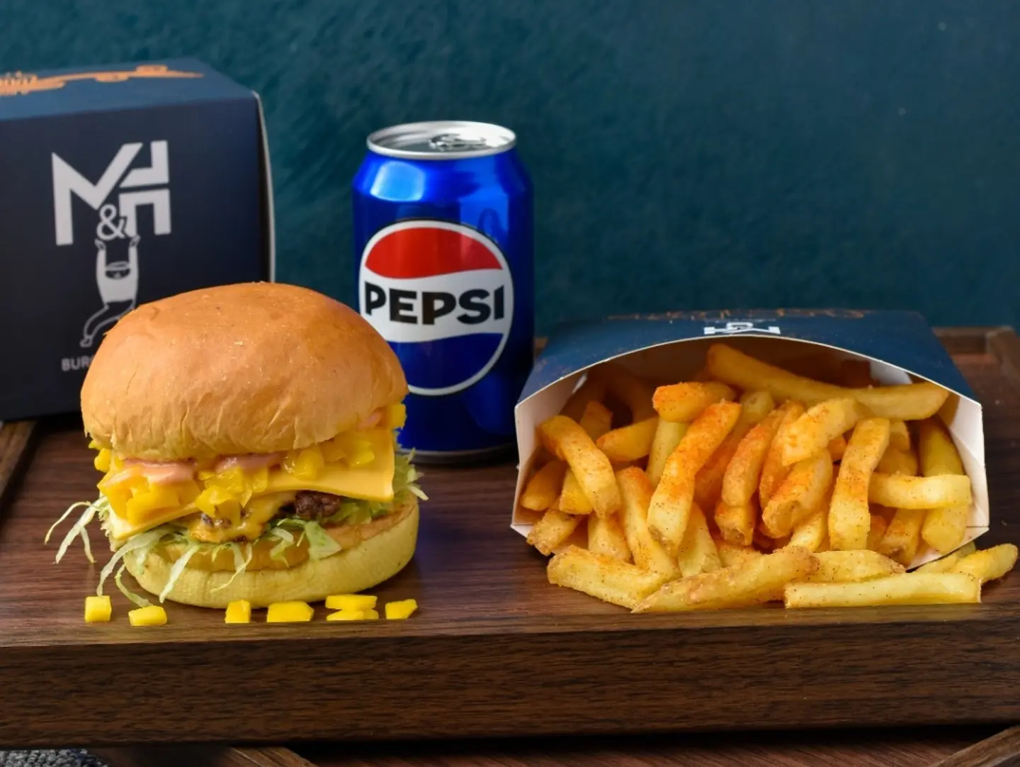 برجر لحم بقري بالمانجو مع بطاطس مقلية ومشروب