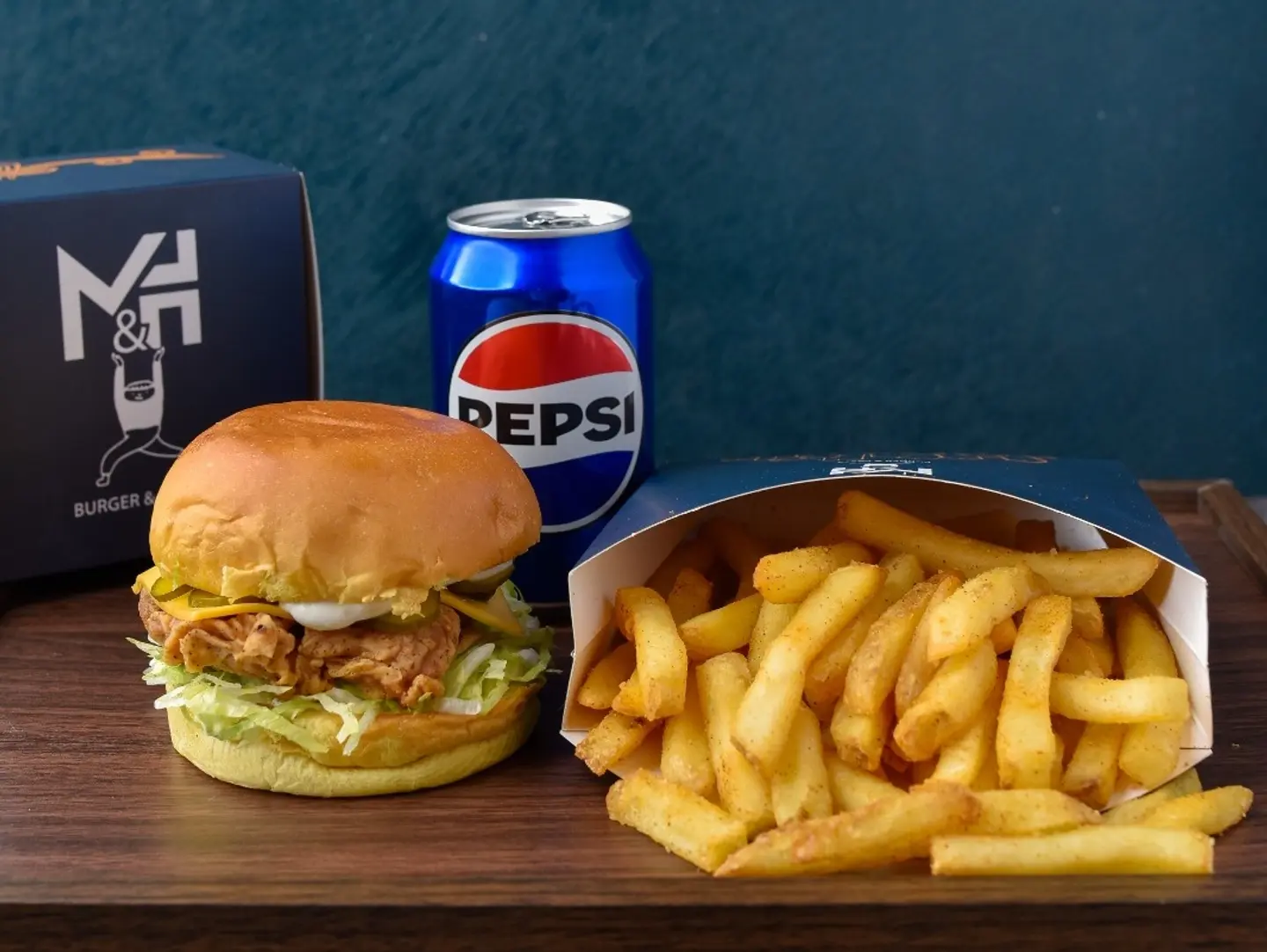 برجر دجاج كلاسيك مع بطاطس مقلية ومشروب