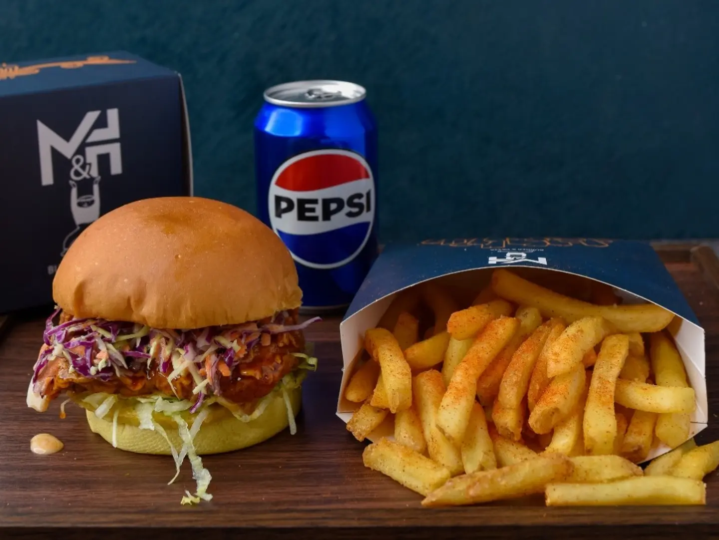 برجر دجاج بالعسل مع بطاطس مقلية ومشروب