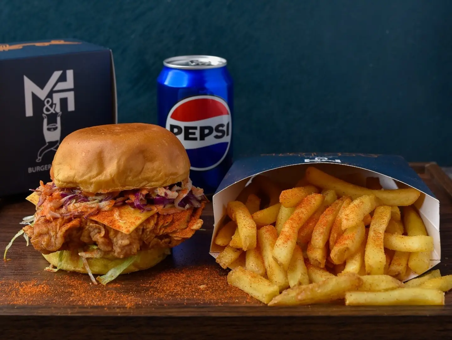 برجر دجاج ام اند اتش مع بطاطس مقلية ومشروب