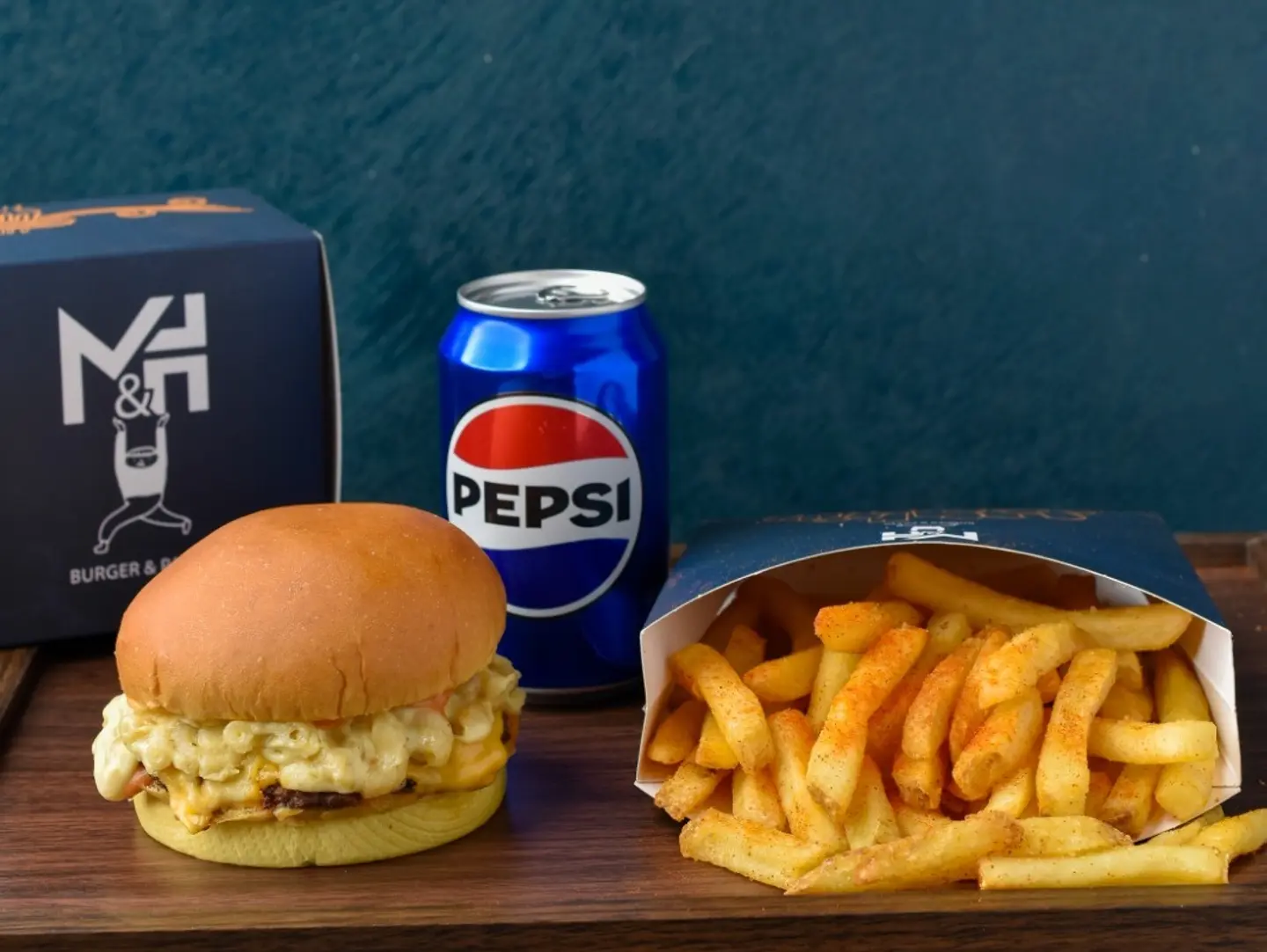 برجر لحم ماك اند تشيز بالاضافه الى بطاطس ومشروب