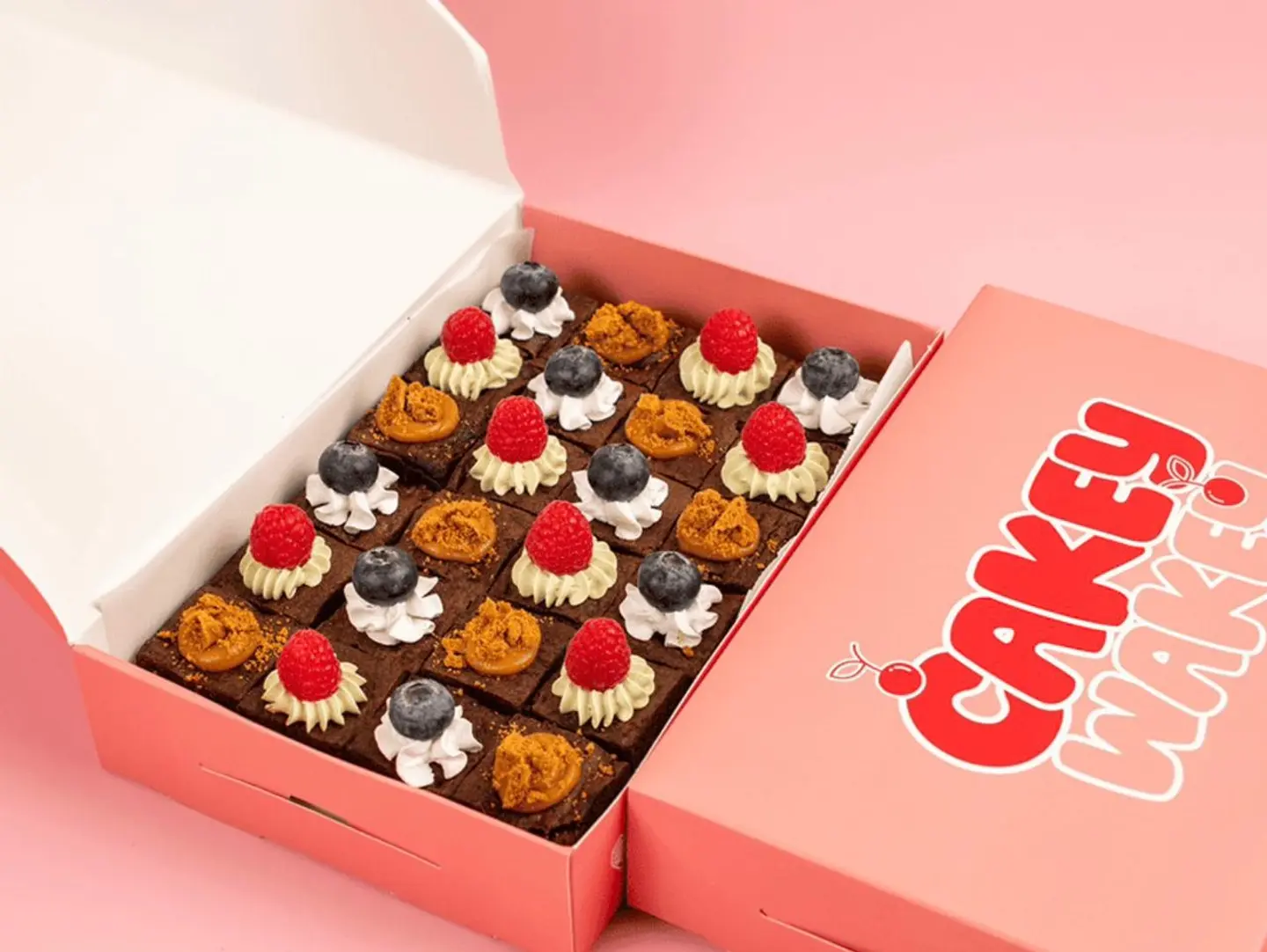 كيكي ويكي جورميه بالتوت والبسكويت