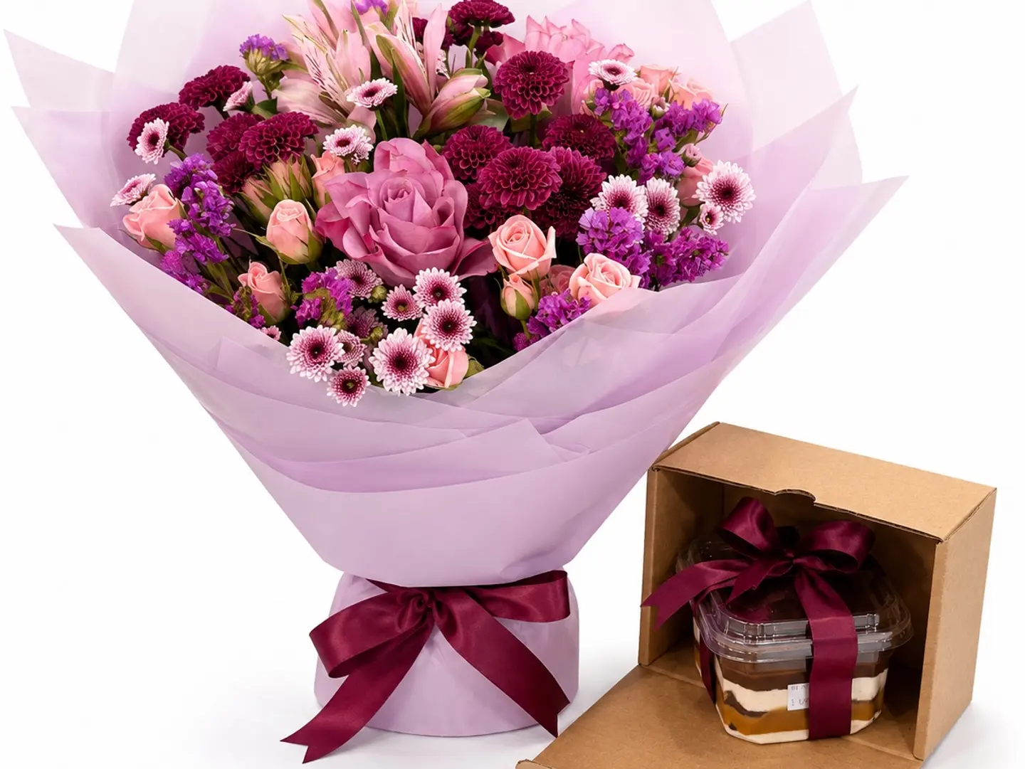A Luxurious Bouquet Of Roses With Dolce Cake 3