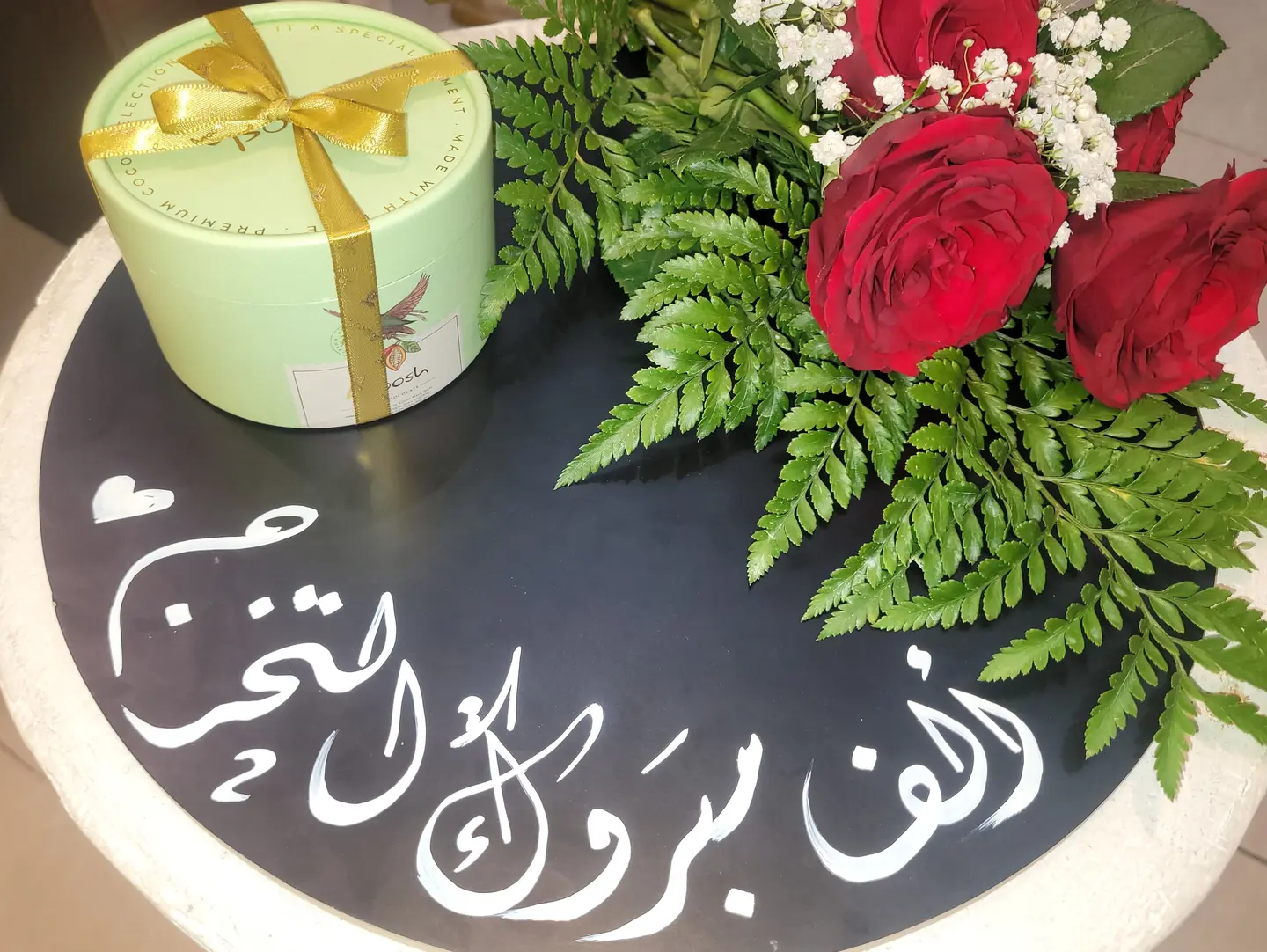 لوح مكتوب بعبارة مبروك التخرج مع حلا انوش مع الورد الجوري