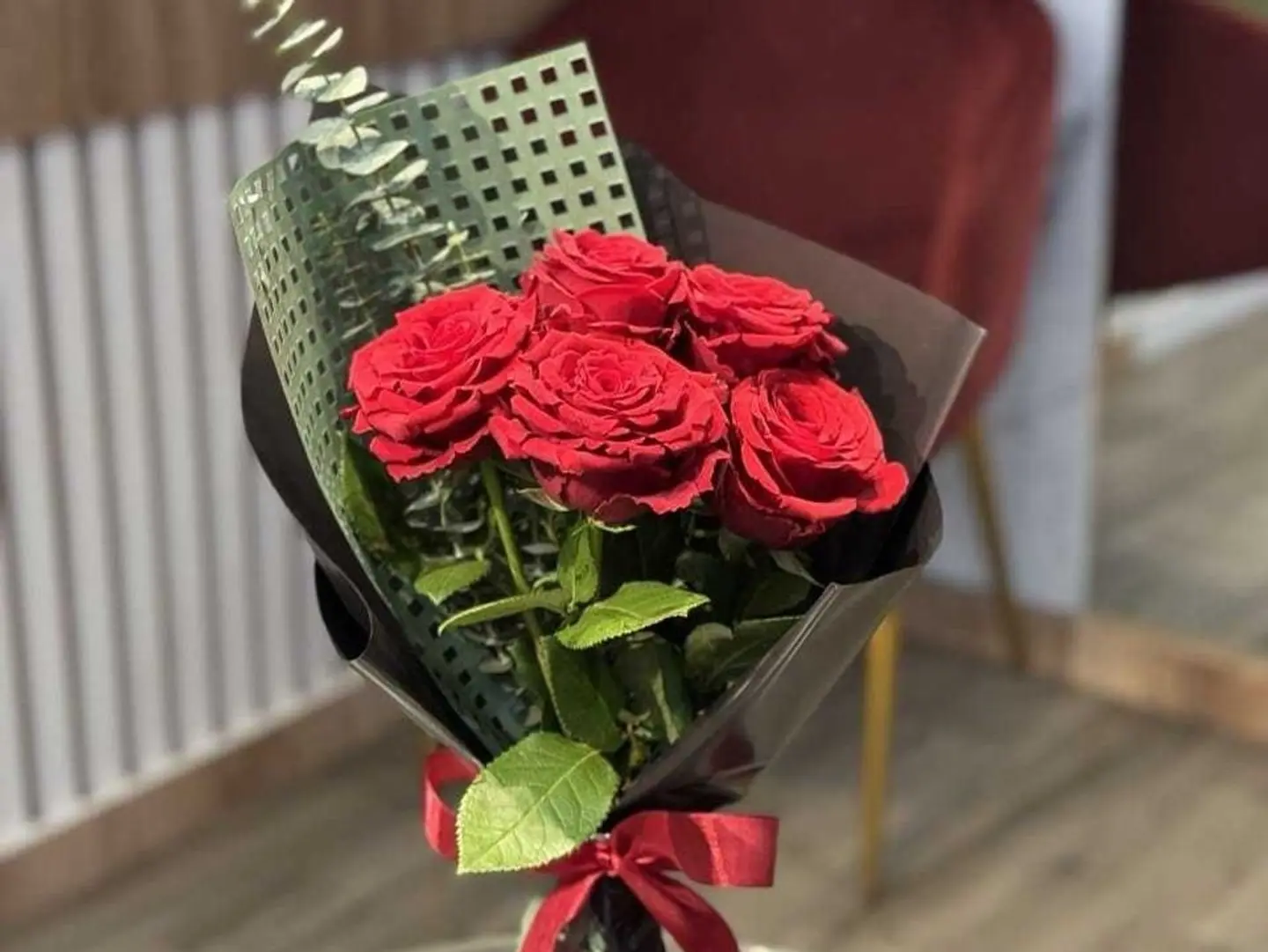 باقة ورد جوري أحمر خمس حبات مميزة