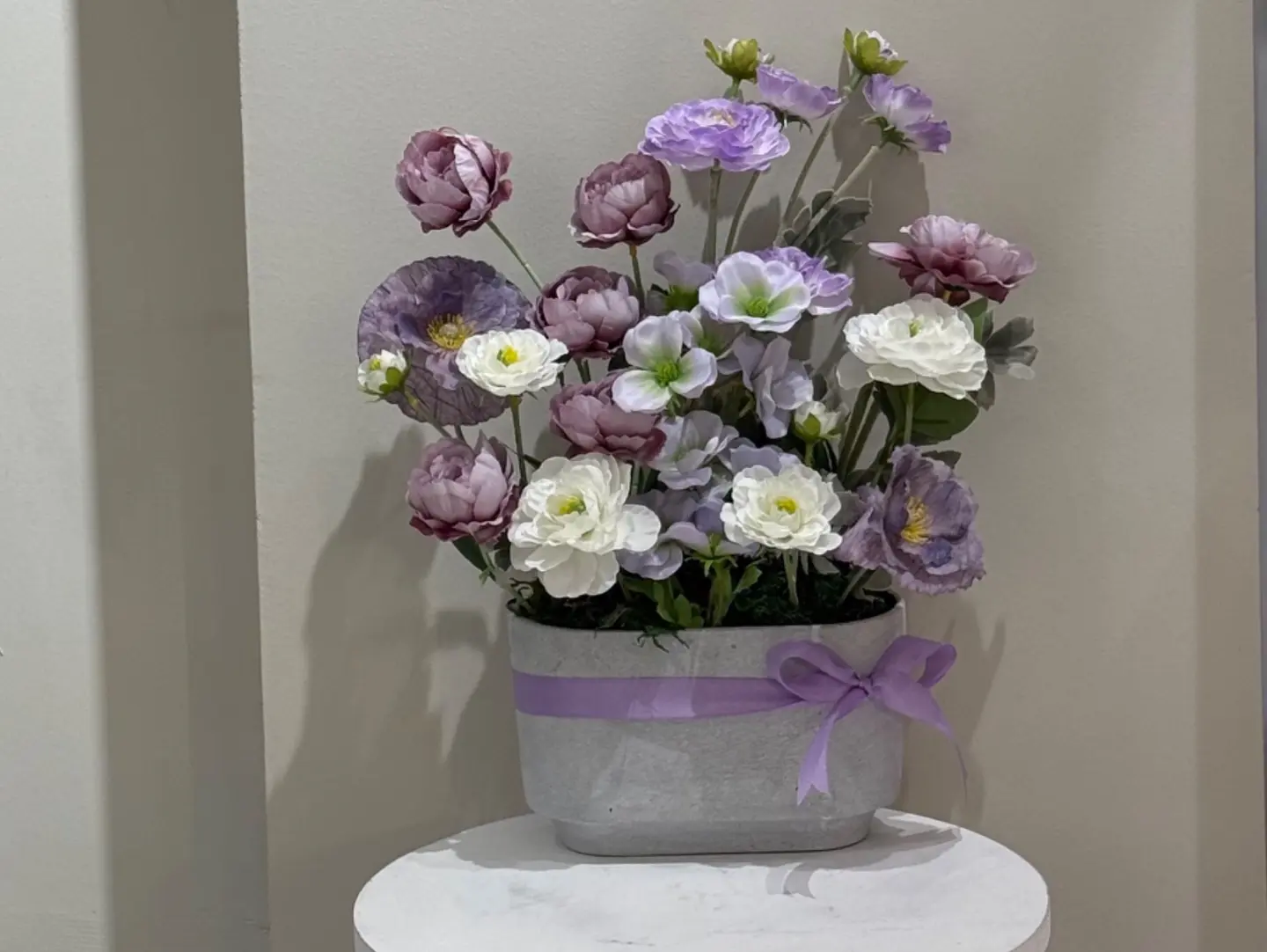 فازة إسمنتية بزهور الريف واللافندر