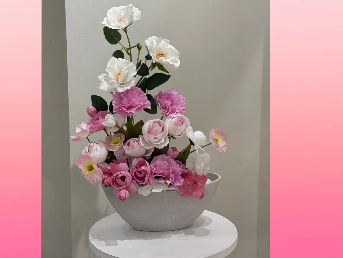 فازة إسمنتية عصرية بزهور حريرية صناعية