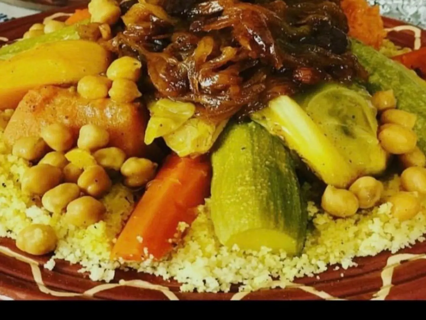 طاجن كسكس بالبصل والزبيب مع لحم الغنم