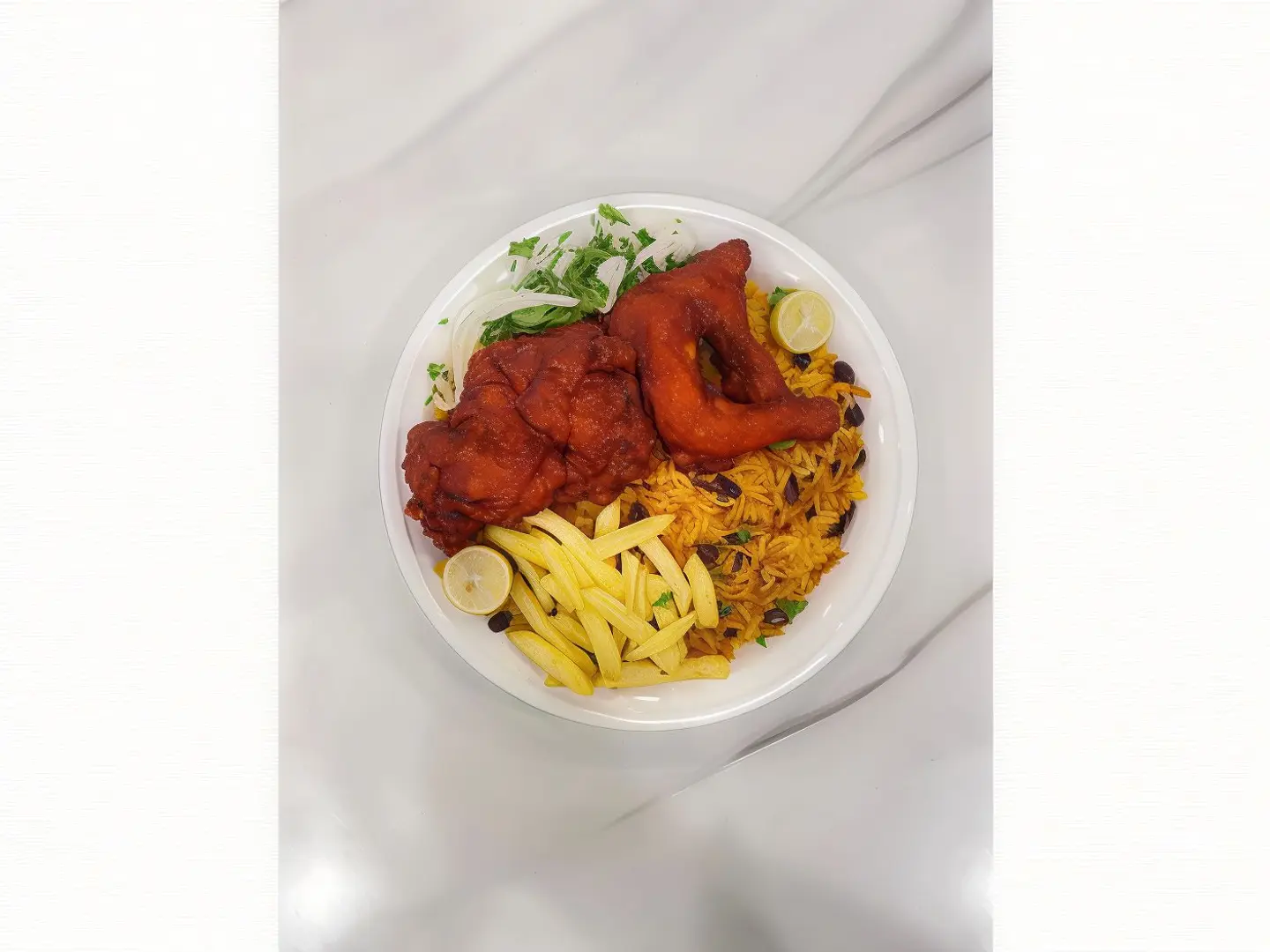 نصف حبة دجاج مقلي مع الرز والبطاطس