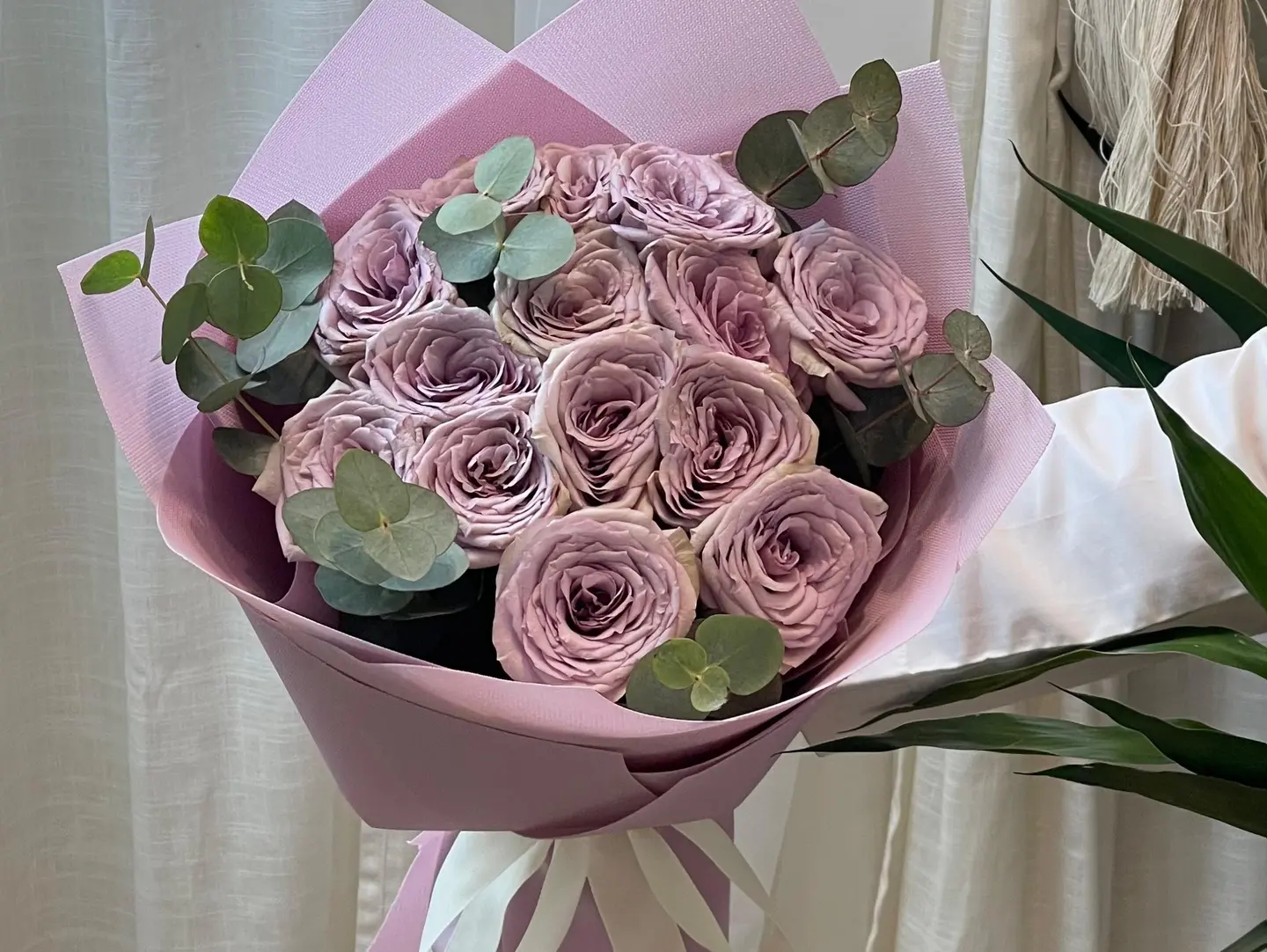 A Luxurious Bouquet Of Natural Roses
