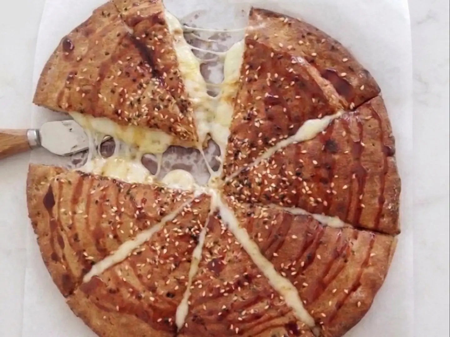 الفطيرة خبز احمر كلاسيكية بالأجبان