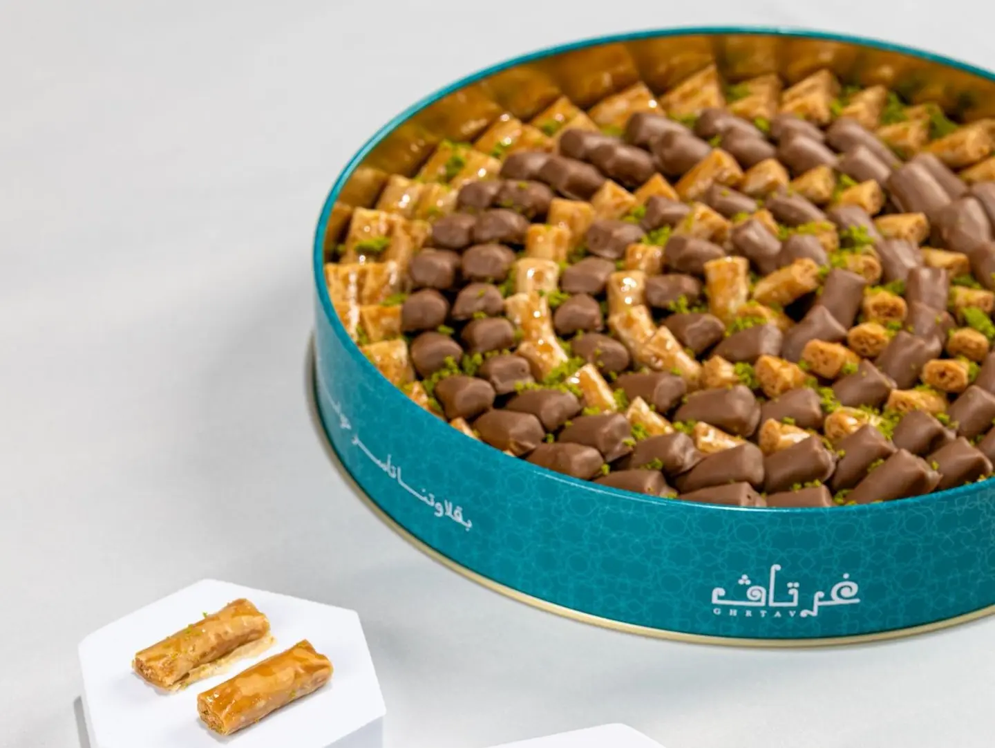 بوكس بقلاوة بالكاجو والشوكولاتة كبير غرتاف
