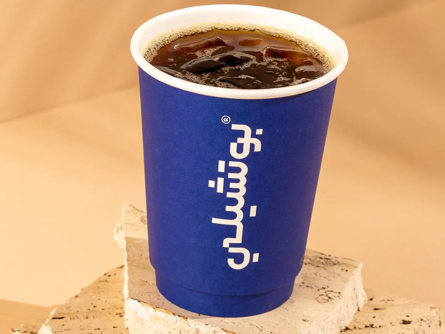 قهوة سوداء مثلجة صغيرة