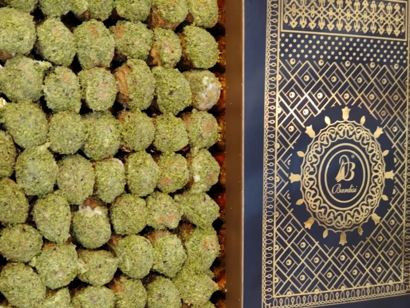Pardesi Pistachio & Vanilla Petit Four