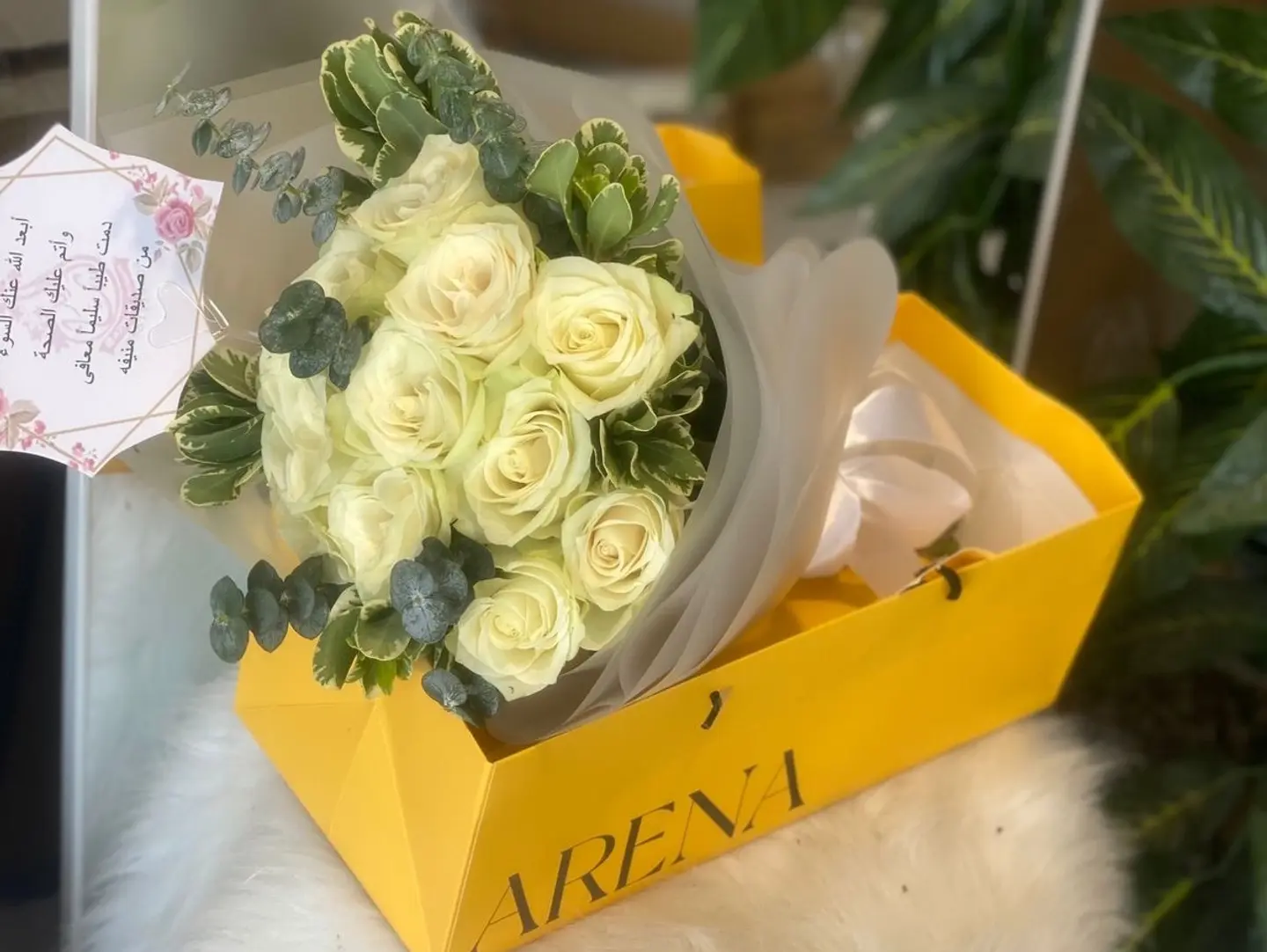 باقة ورد مع حلا ارينا صغير