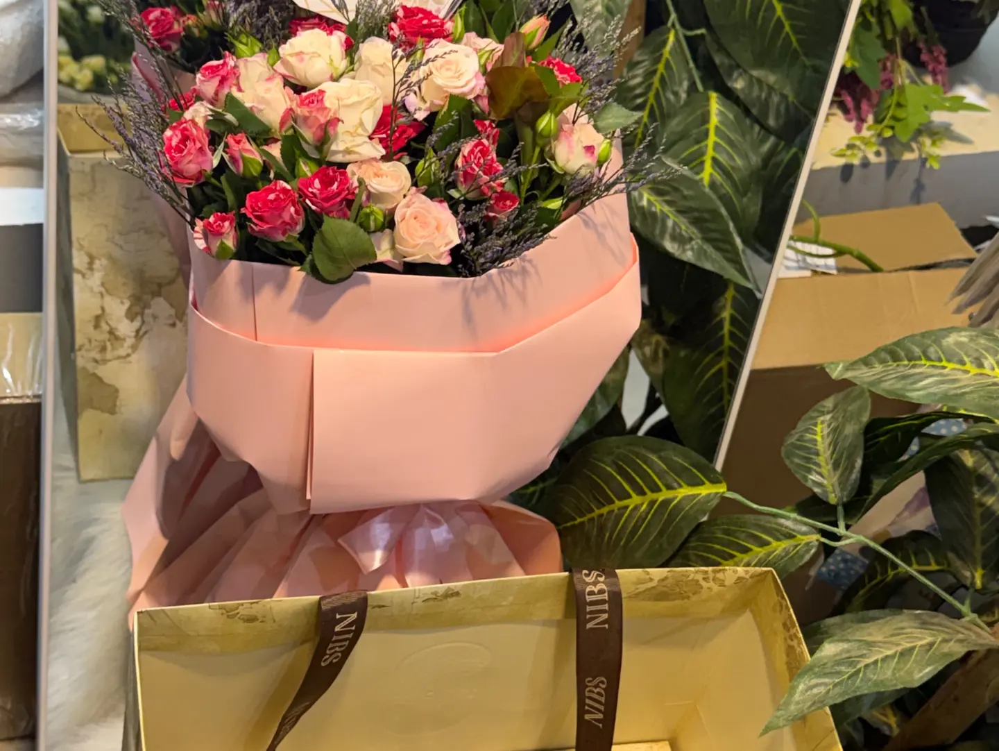 باقة ورد مع حلويات نيبس درجات وردي