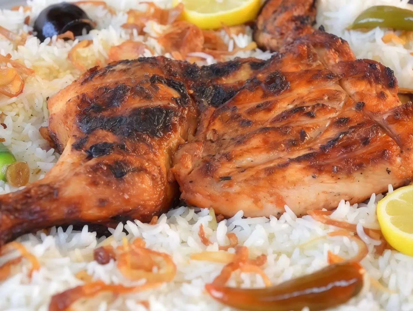 نصف دجاج على الفحم مع الرز