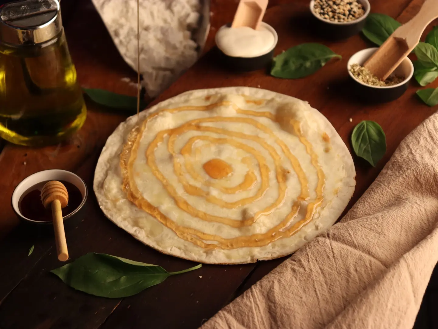 منقوشة جبن بالعسل الطبيعي