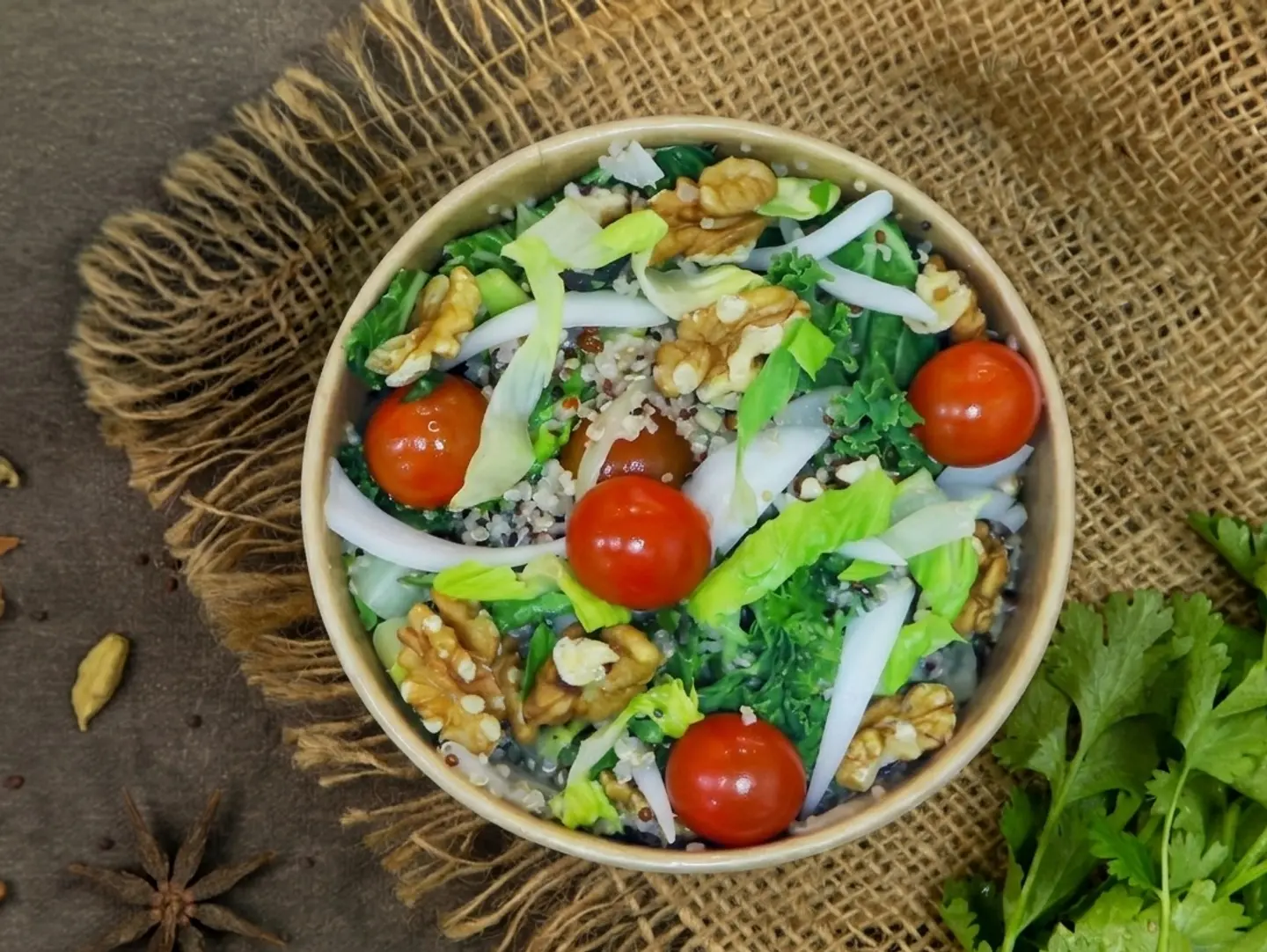 'سلطة الكينوا المغذية