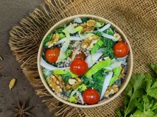 'سلطة الكينوا المغذية