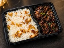 وجبة أرز بالسمن ولحم بقري بالكاري