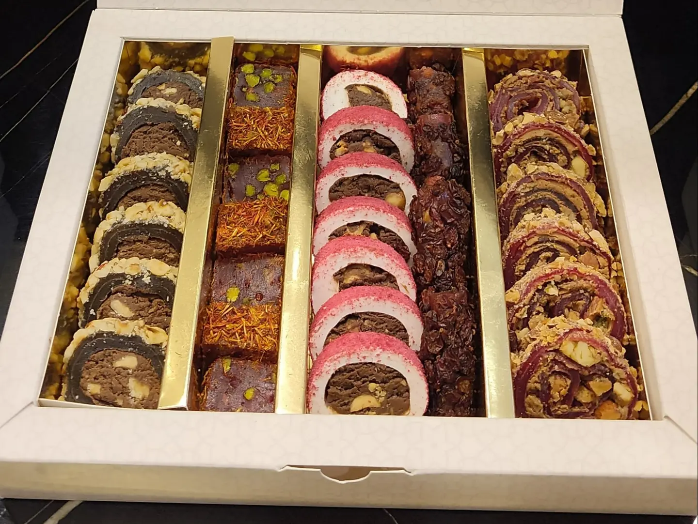 Assorted Pomegranate And Mastic Box (750 G)