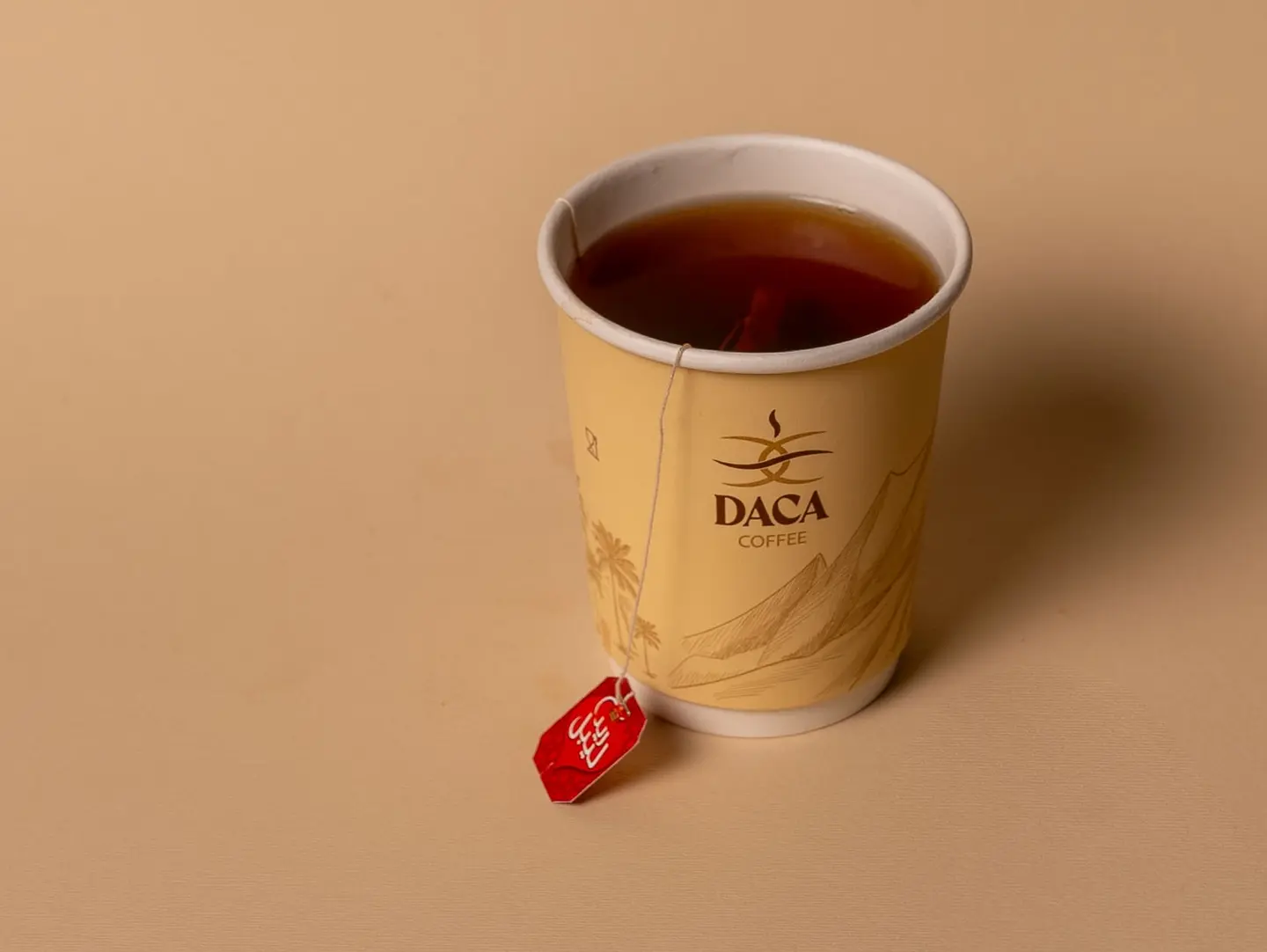 كوب شاي احمر