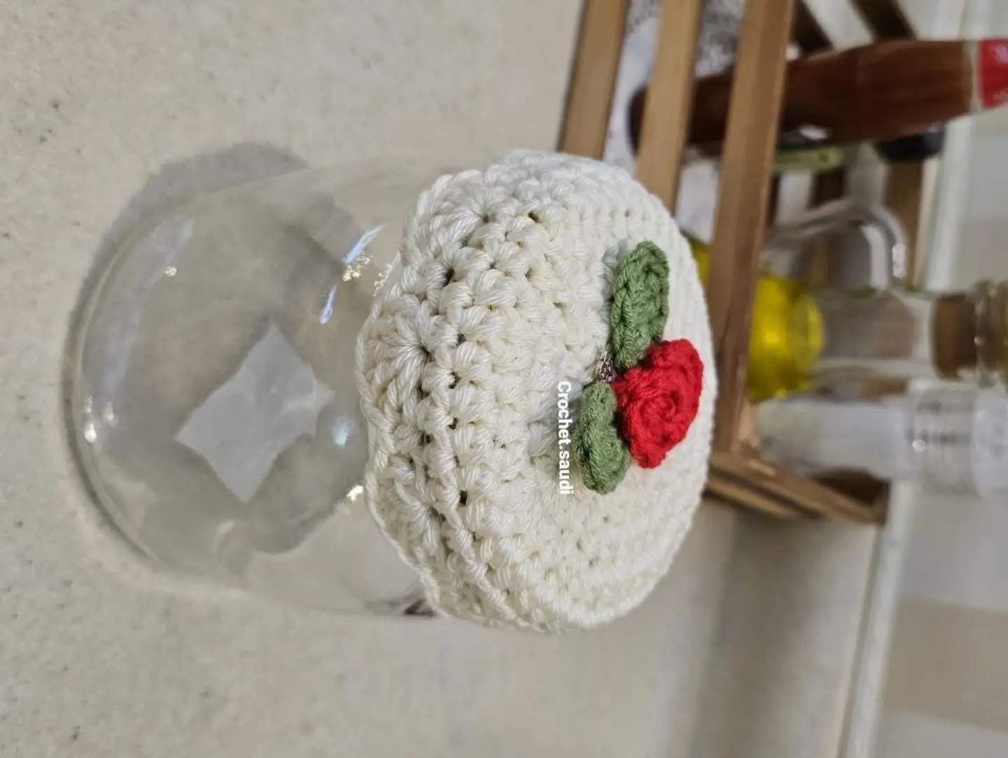 علبة زجاجية مع تلبيسة الغطاء