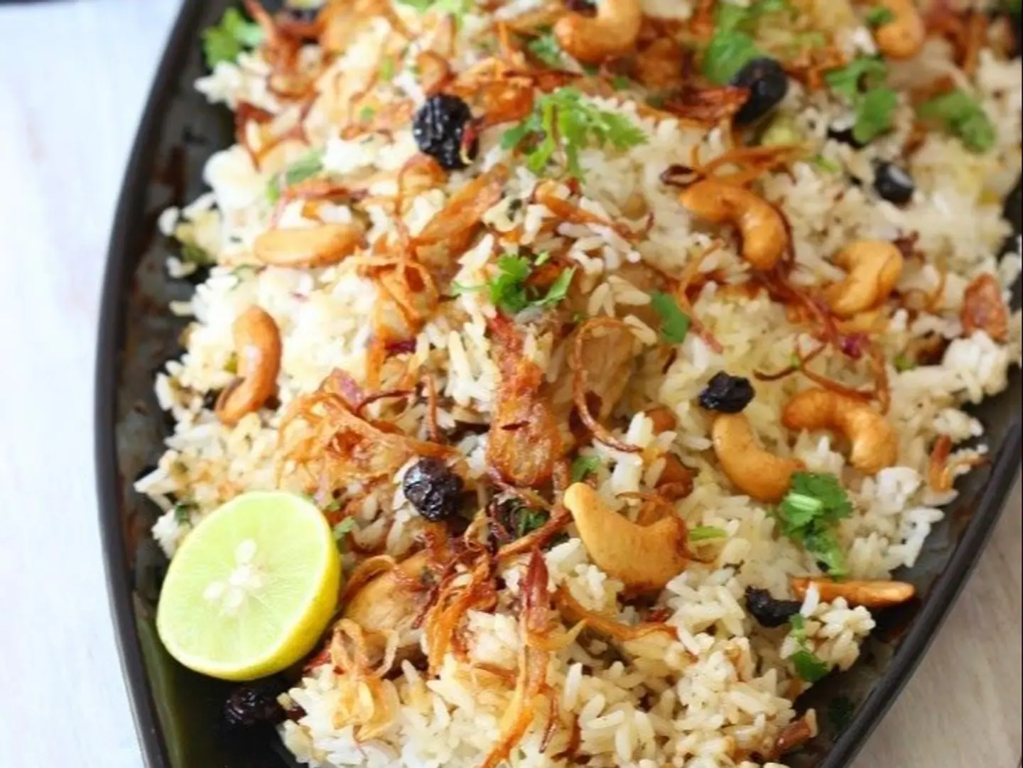 دجاج رز حلو بالزعفران والمكسرات