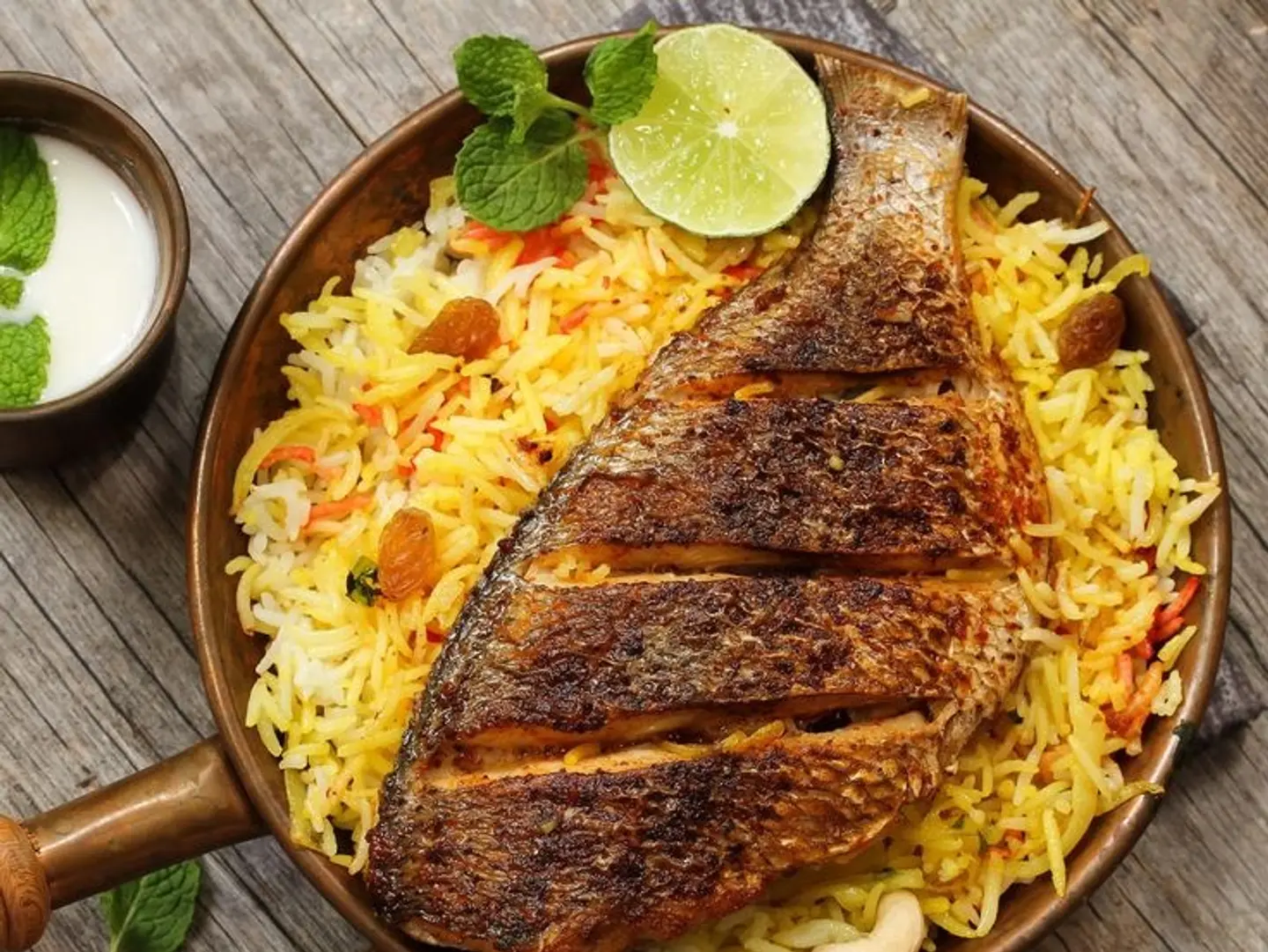 سمك رز حلو بالزعفران والمكسرات