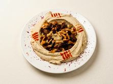 حمص باللحم والصنوبر