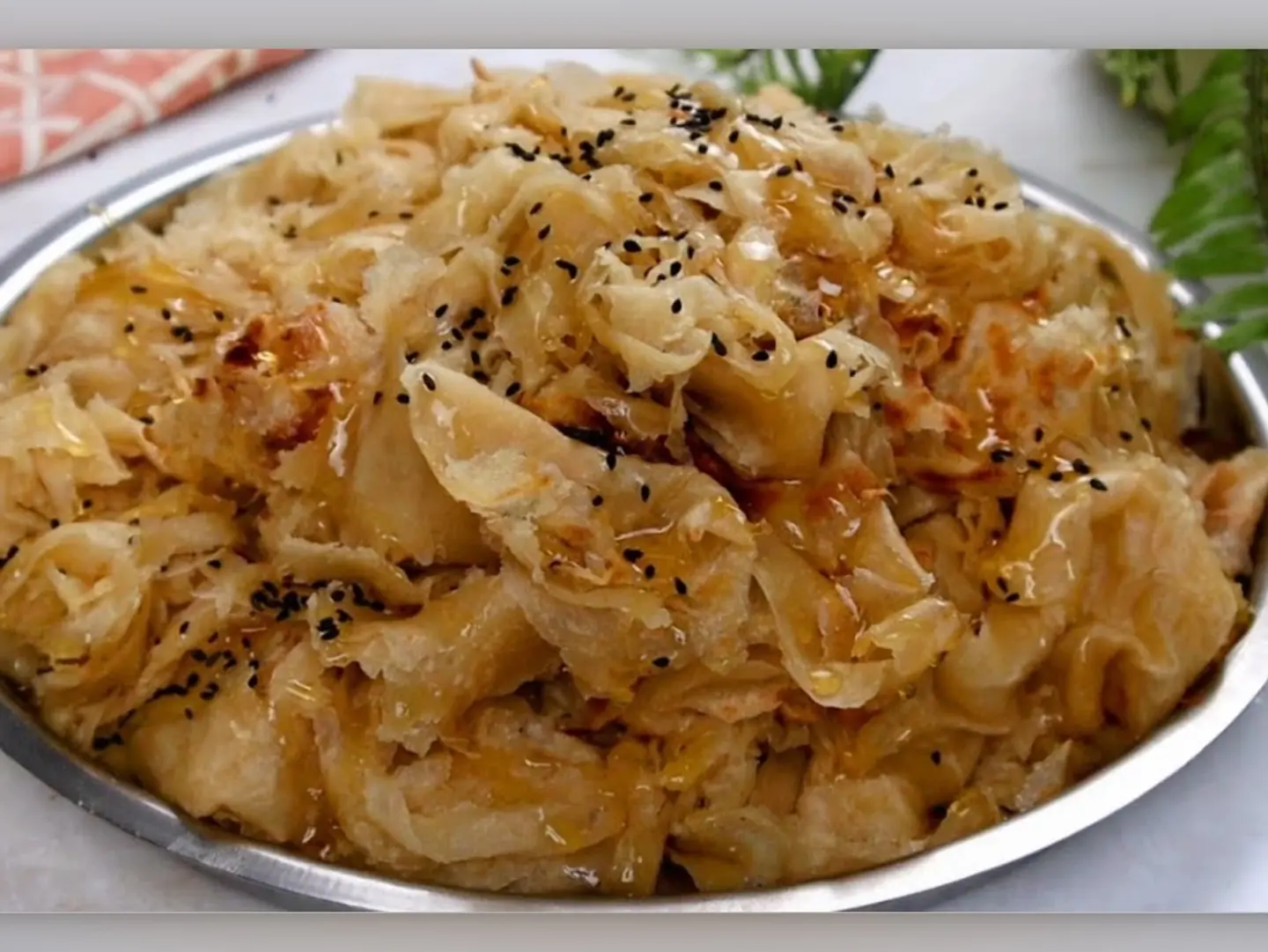 خبز رطب سمن وعسل