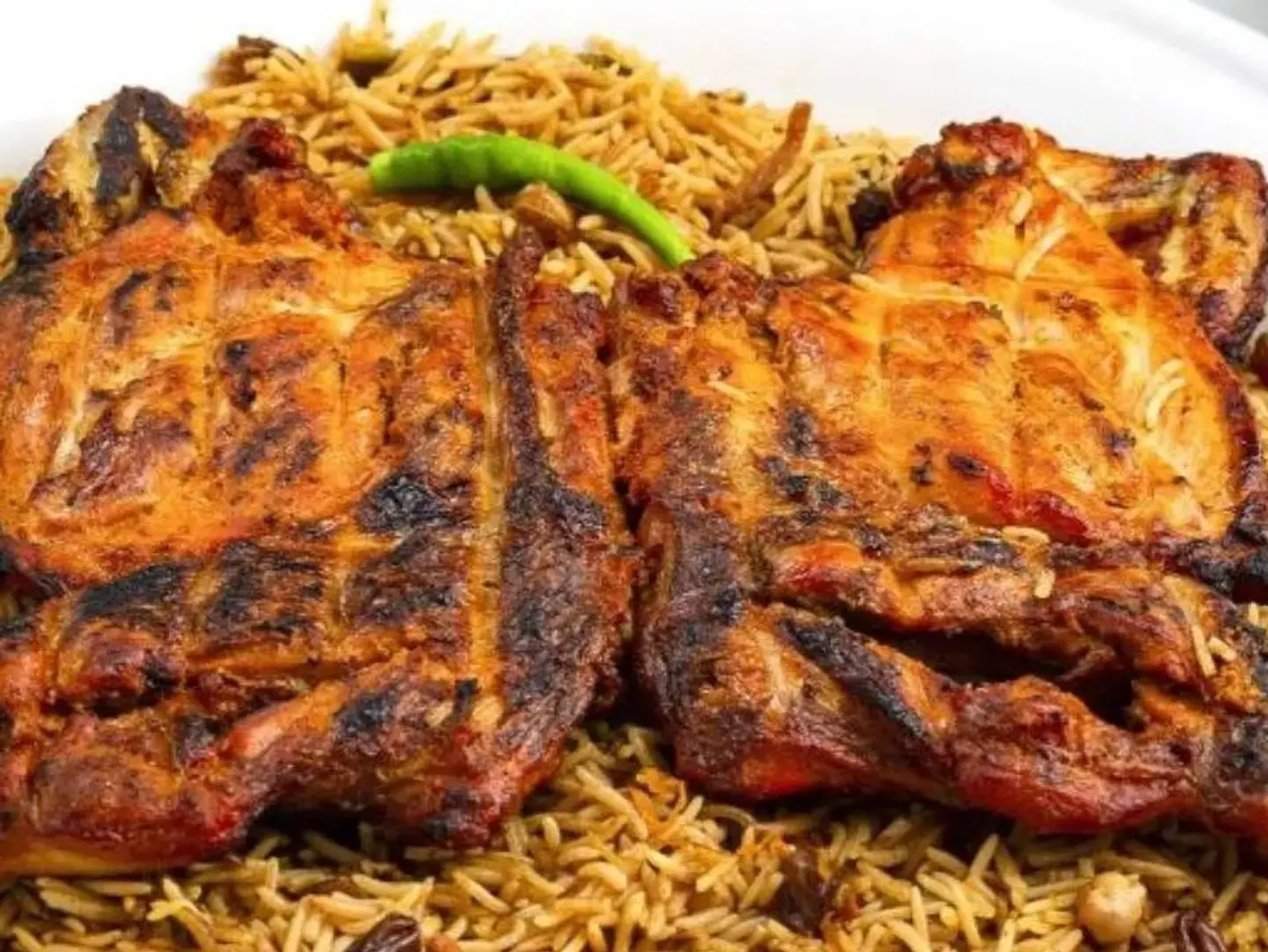 نص دجاج علي الفحم مع ارز بخاري