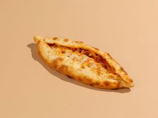 قارب محمرة وجبن