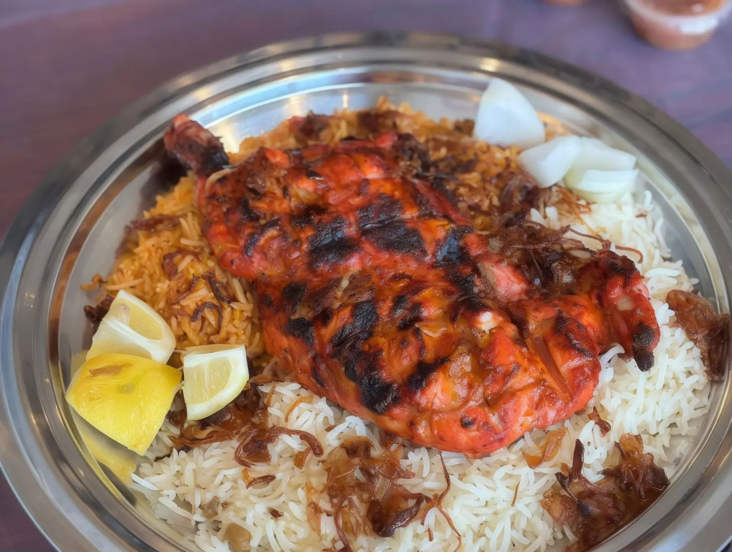 نصف دجاج تندوري مع رز على الفحم