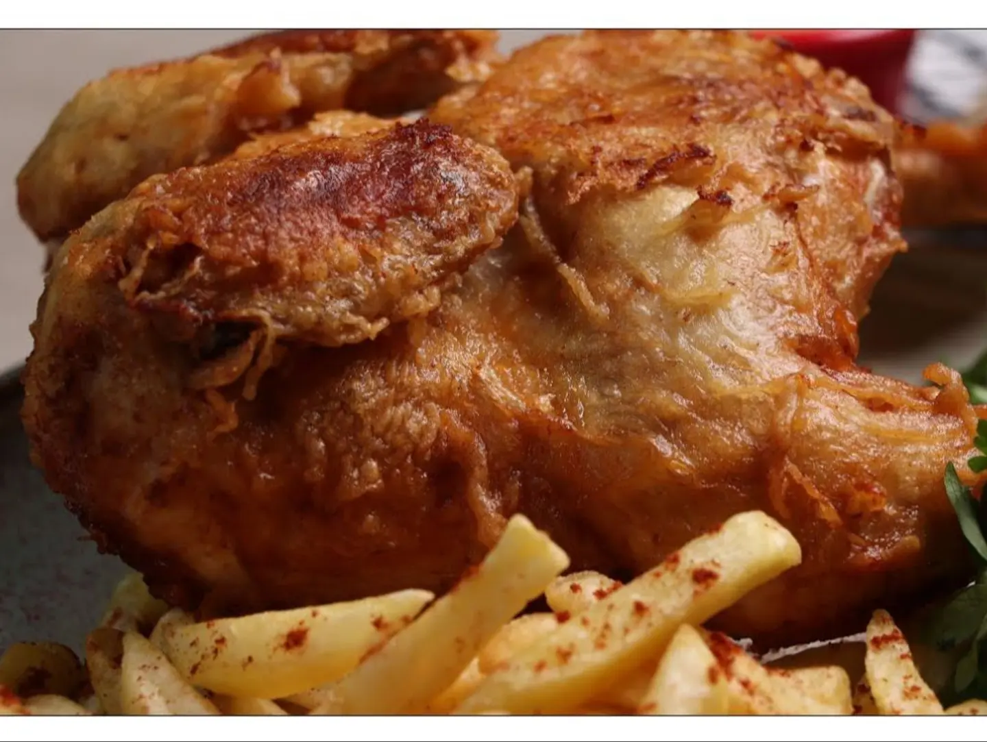 نص دجاجة مقلي مع ارز احمر