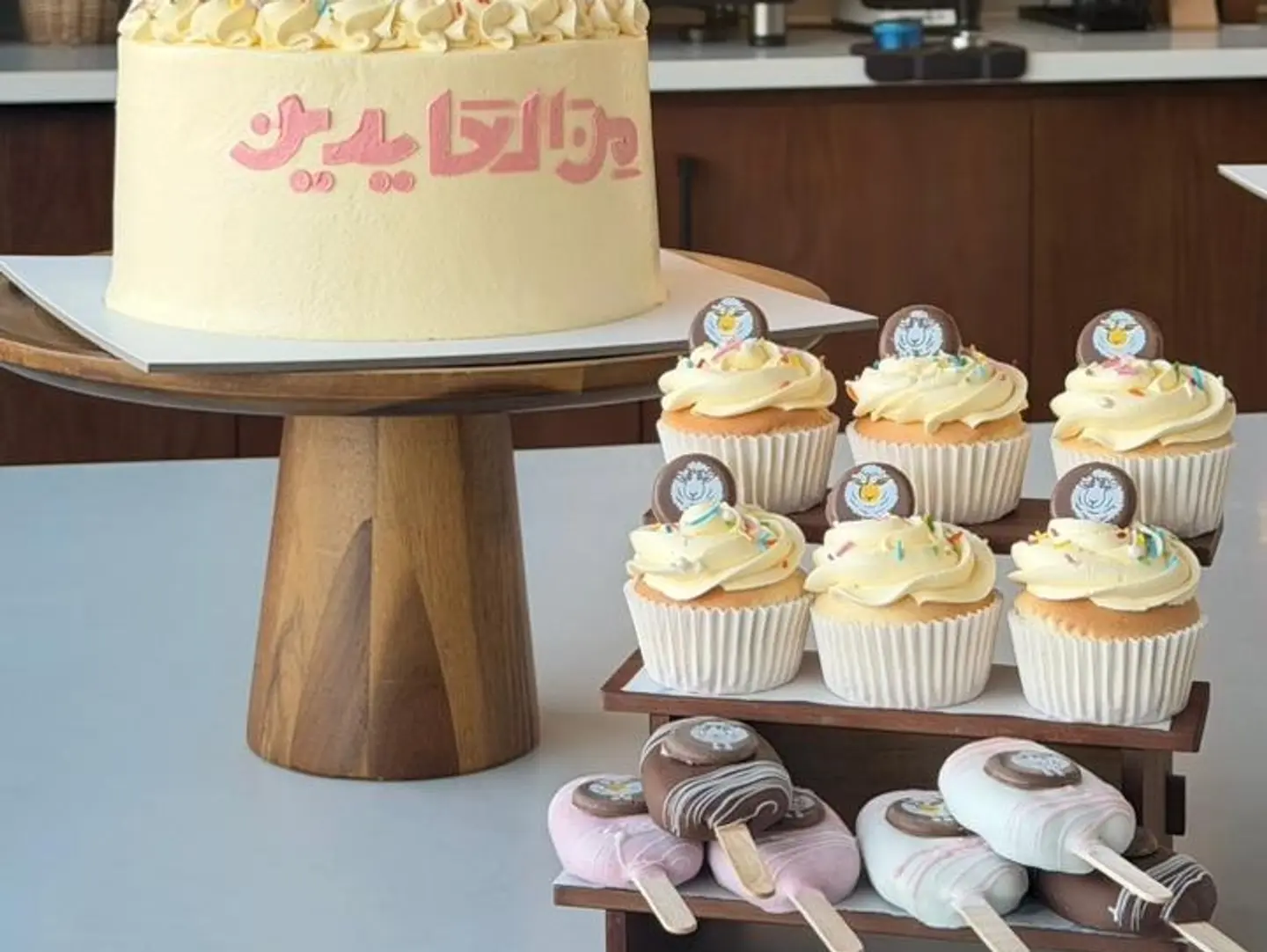 8 Inch Eid Cake + 6 Cupcakes + 6 Cake Pops