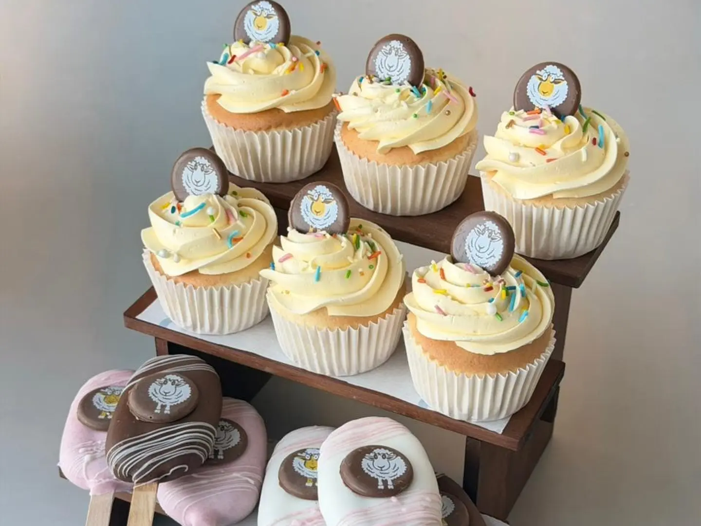 6 Cupcakes + 6 Eid Cake Pops