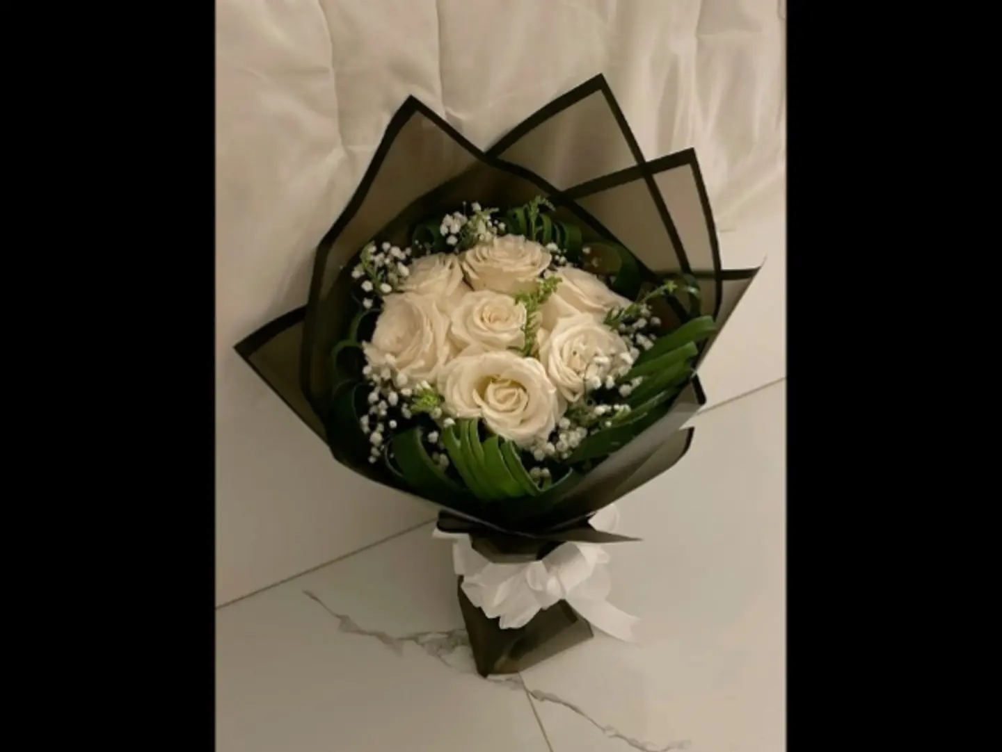 A Bouquet Of White Roses, 7 Roses